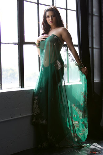 Sunny Leone Green Saree Strip Tease ~ Bollywood Nude Gallery