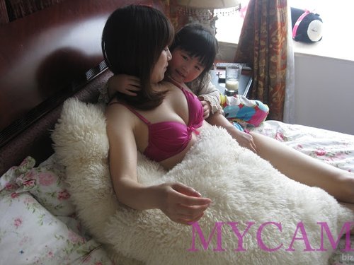 Very Beautiful &amp; Super Cute Chinese mom shows her loose pussy