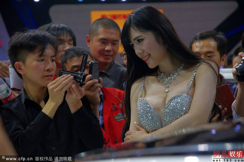 Akiya muestra sus tetas en el Salón Internacional del Automóvil de Wuhan