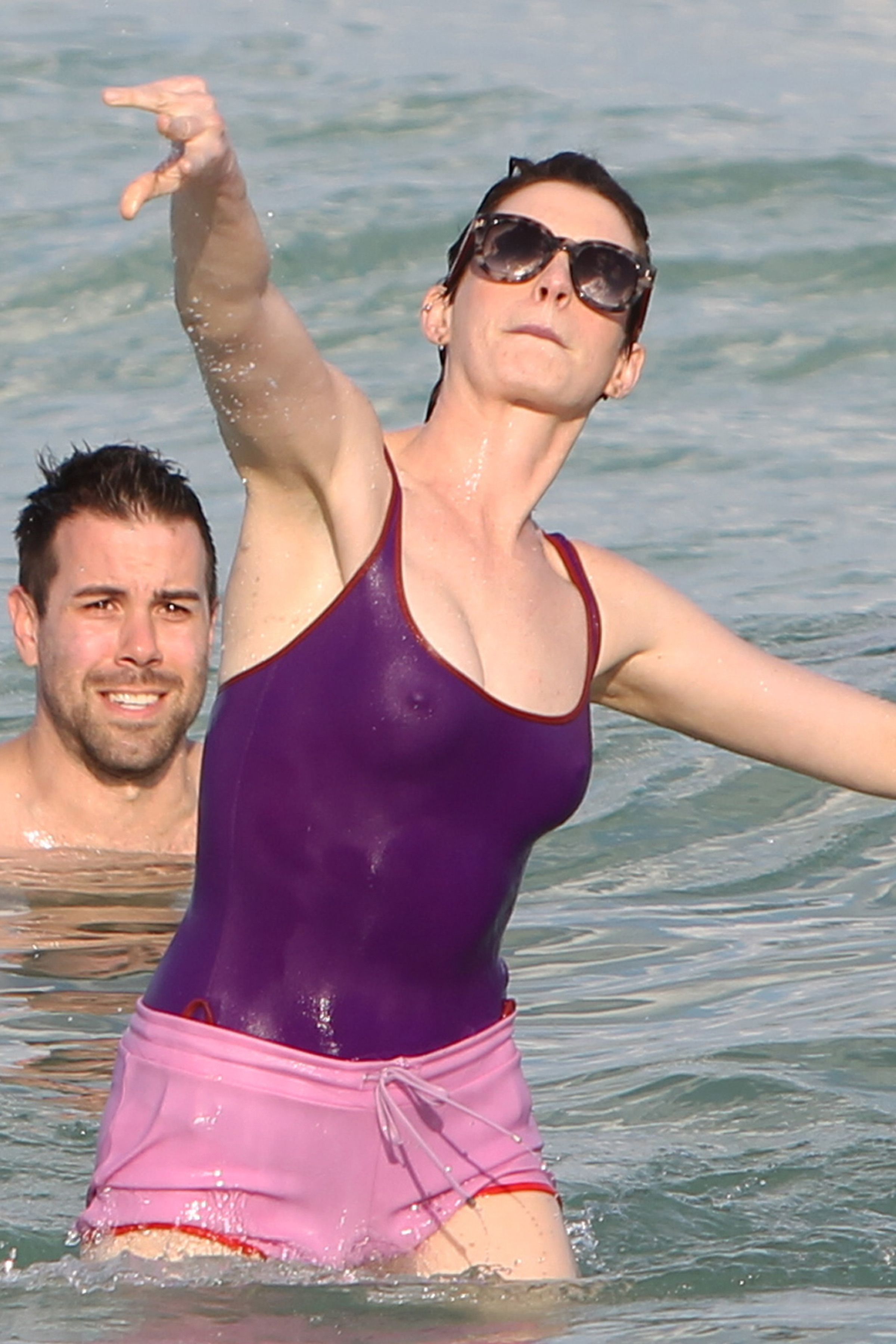 Anne_Hathaway_at_a_Beach_in_Miami_on_March_23001.jpg