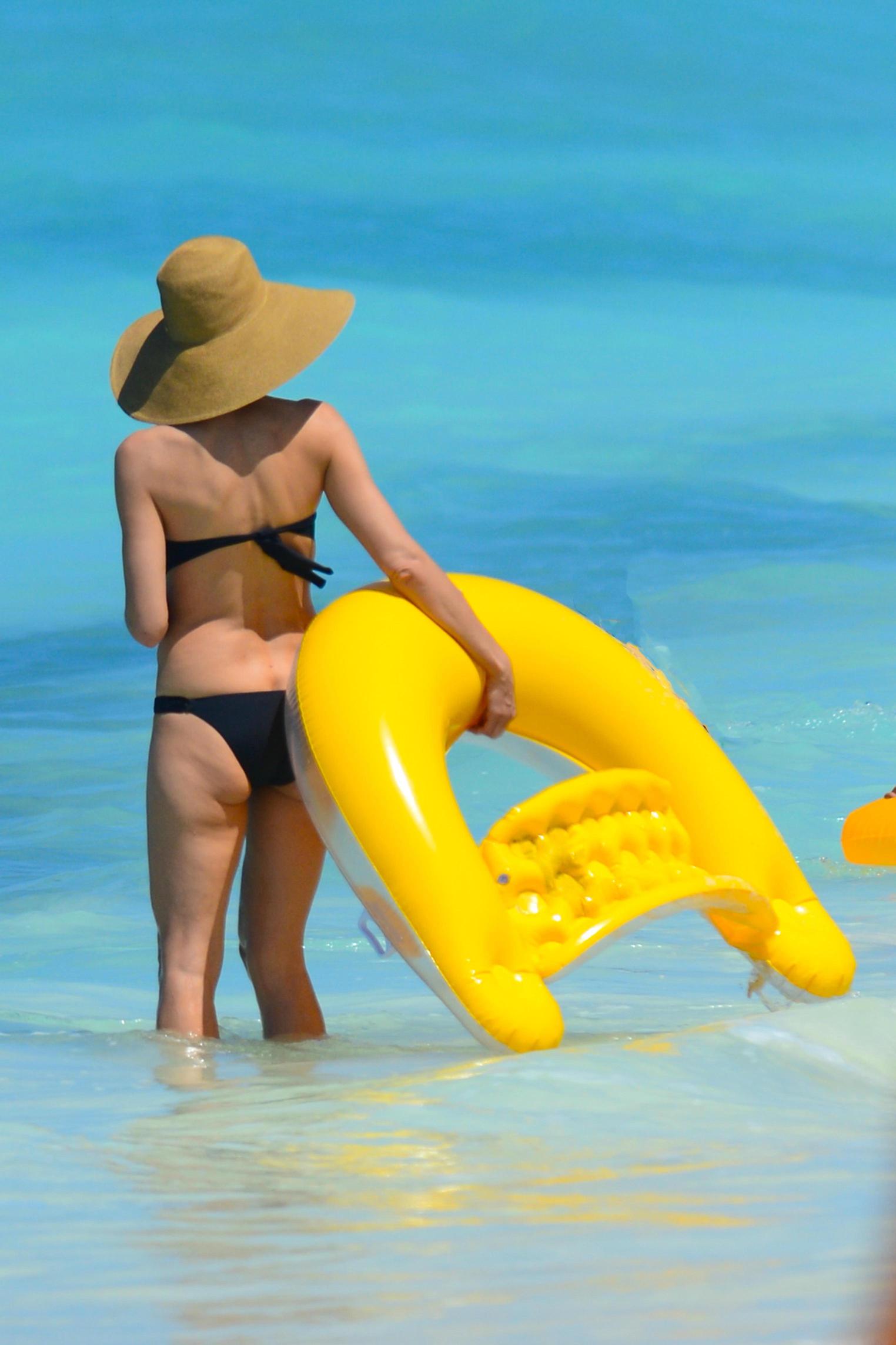 Heidi_Klum_Bikini_Candids_on_the_Beach_in_the_Bahamas_March_23_2014_13.jpg