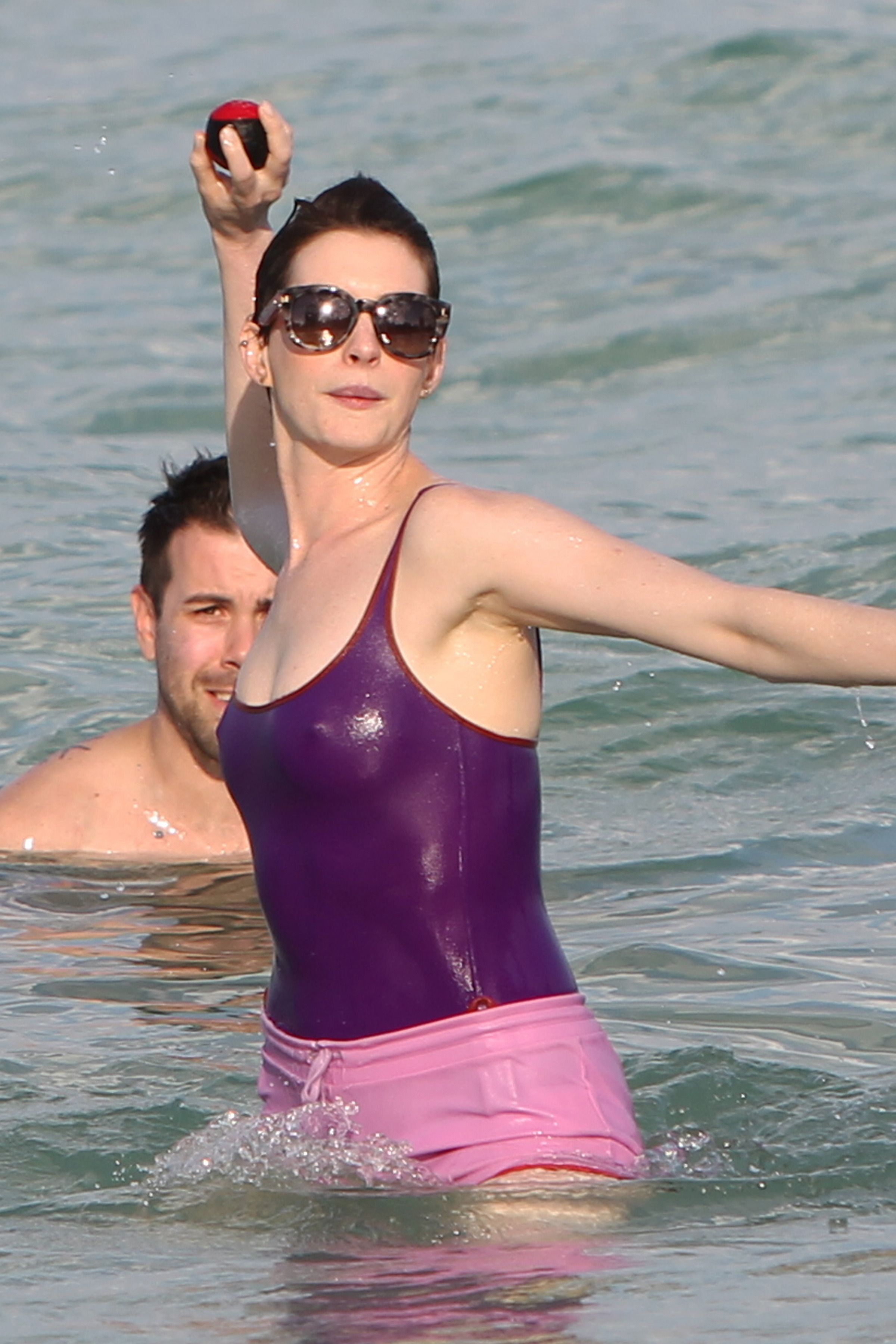 Anne_Hathaway_at_a_Beach_in_Miami_on_March_23002.jpg