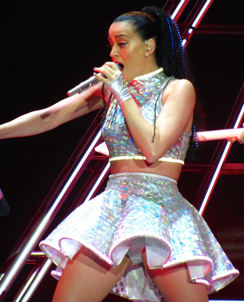 Katy-Perry-Sweet-Upskirt-Peek-Performing-On-Her-Prismatic-World-Tour-In-Belfast-06.jpg