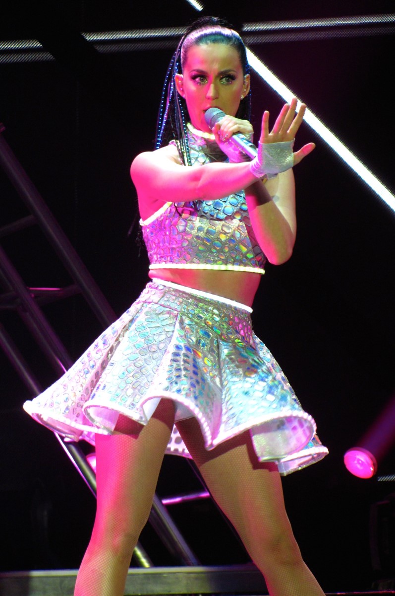 Katy-Perry-Sweet-Upskirt-Peek-Performing-On-Her-Prismatic-World-Tour-In-Belfast-09.jpg