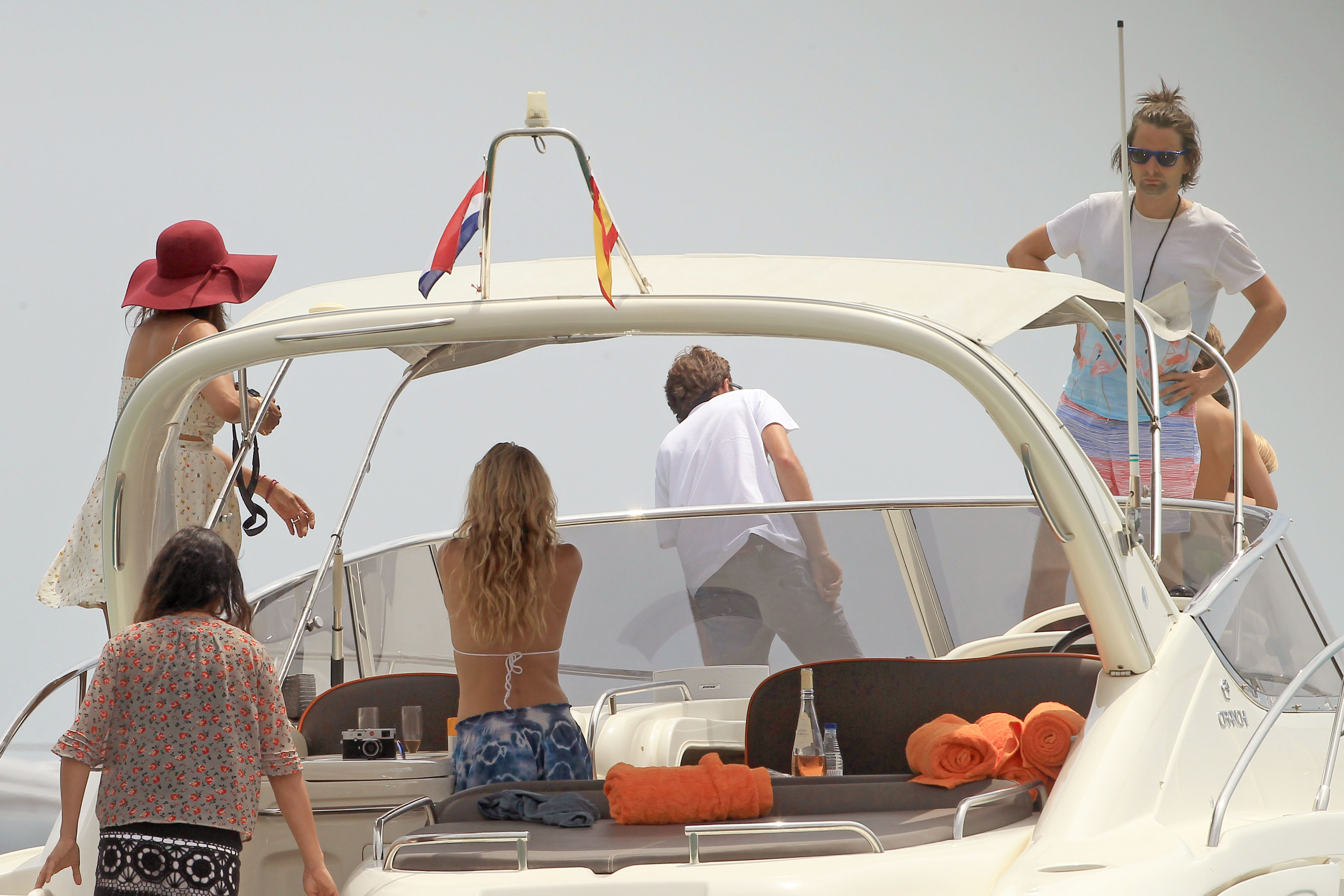 Kate_Hudson_wearing_sexy_bikini_on_a_boat_in_Ibiza_11x_UHQ_14.jpg