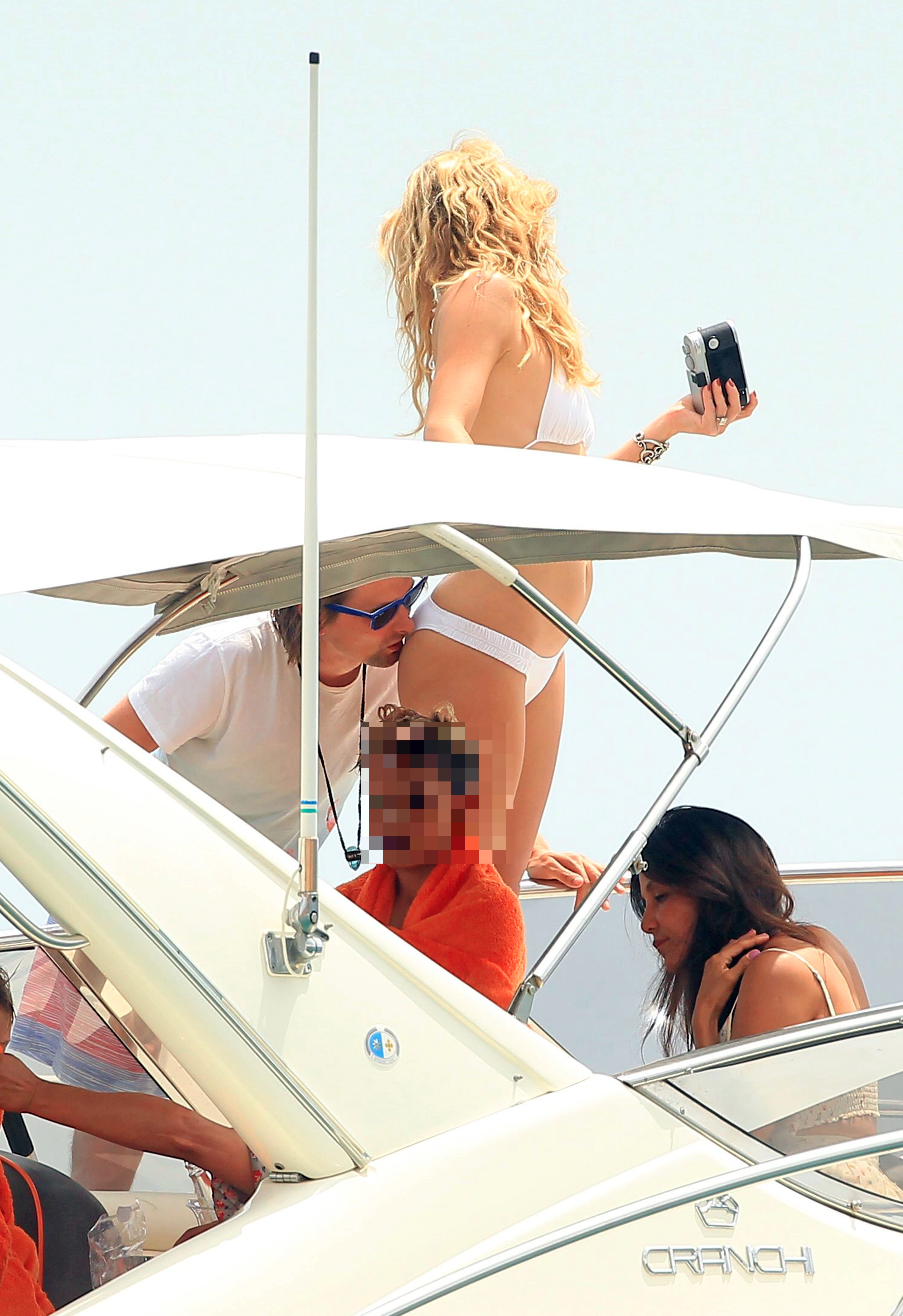 Kate_Hudson_wearing_sexy_bikini_on_a_boat_in_Ibiza_11x_UHQ_5.jpg