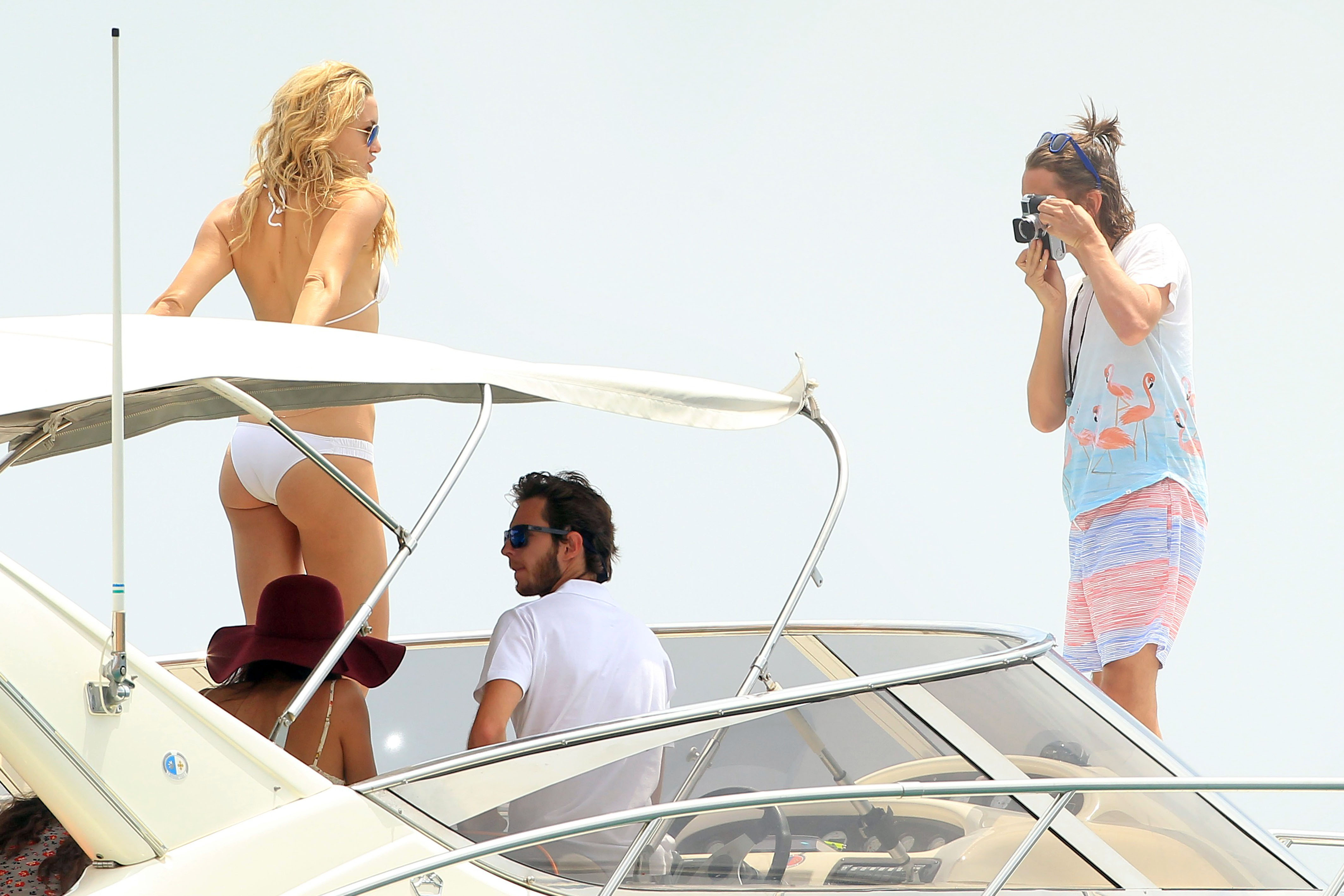 Kate_Hudson_wearing_sexy_bikini_on_a_boat_in_Ibiza_11x_UHQ_11.jpg