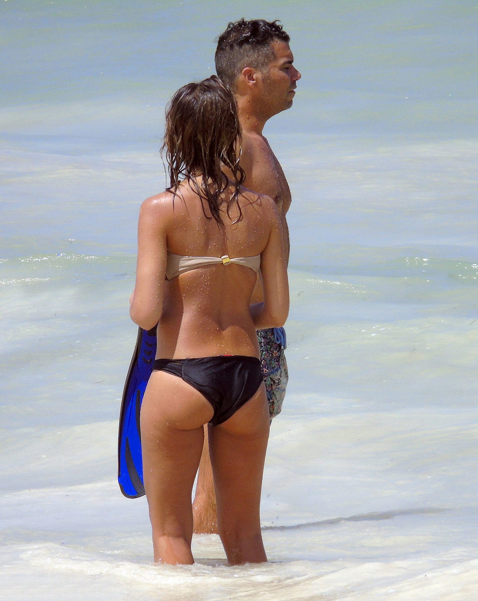 Jessica_Alba_wearing_sexy_bikini_at_a_beach_in_Mexico_47x_HQ_5.jpg