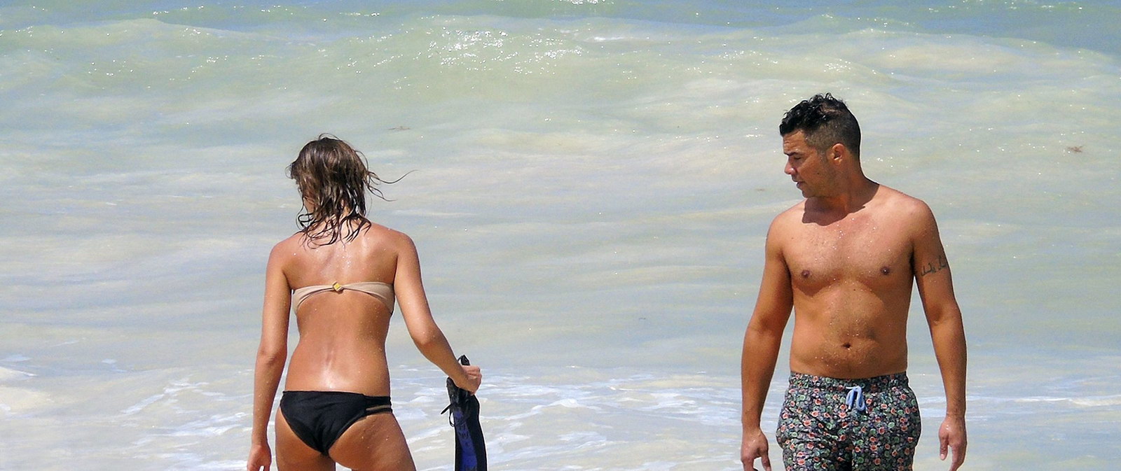 Jessica_Alba_wearing_sexy_bikini_at_a_beach_in_Mexico_47x_HQ_17.jpg