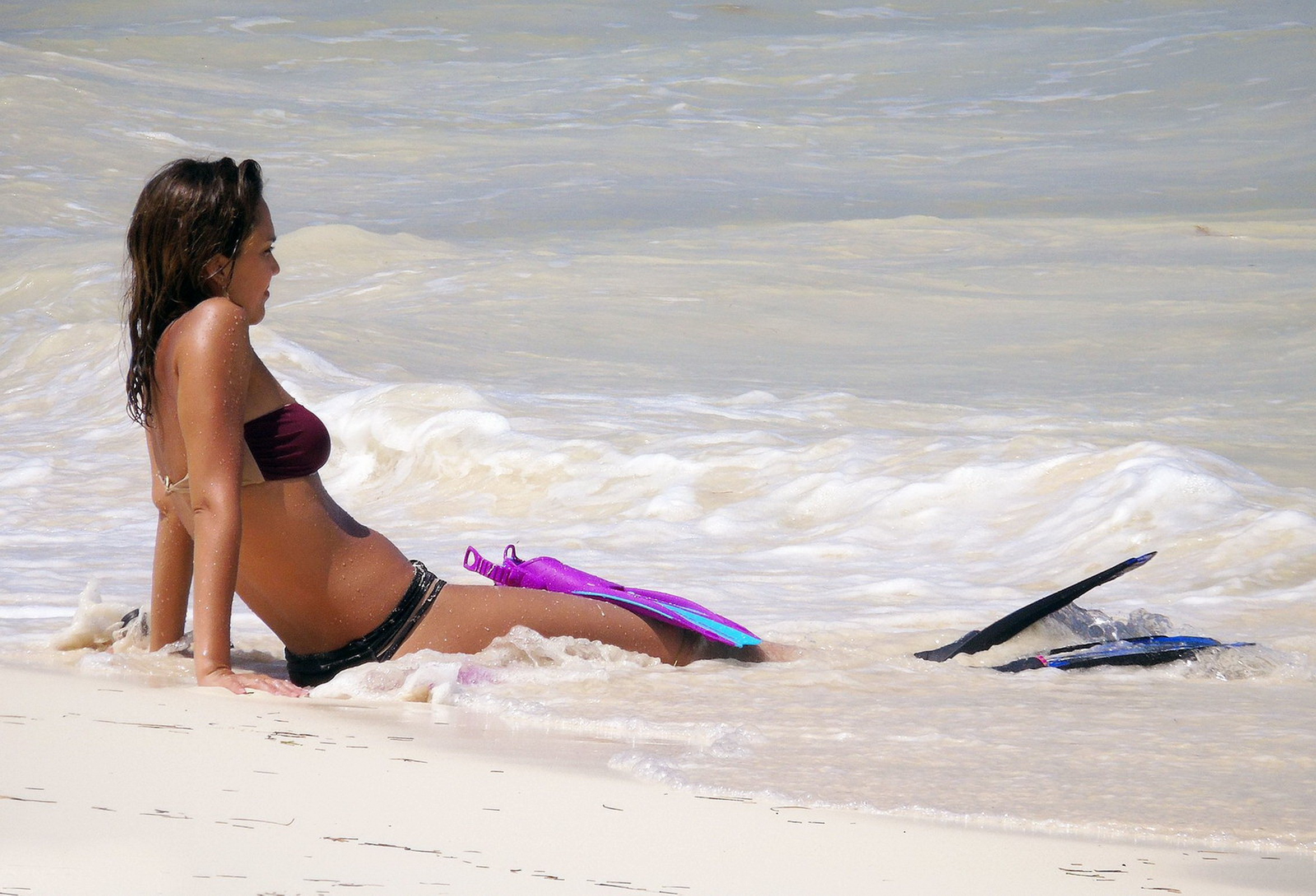 Jessica_Alba_wearing_sexy_bikini_at_a_beach_in_Mexico_47x_HQ_15.jpg