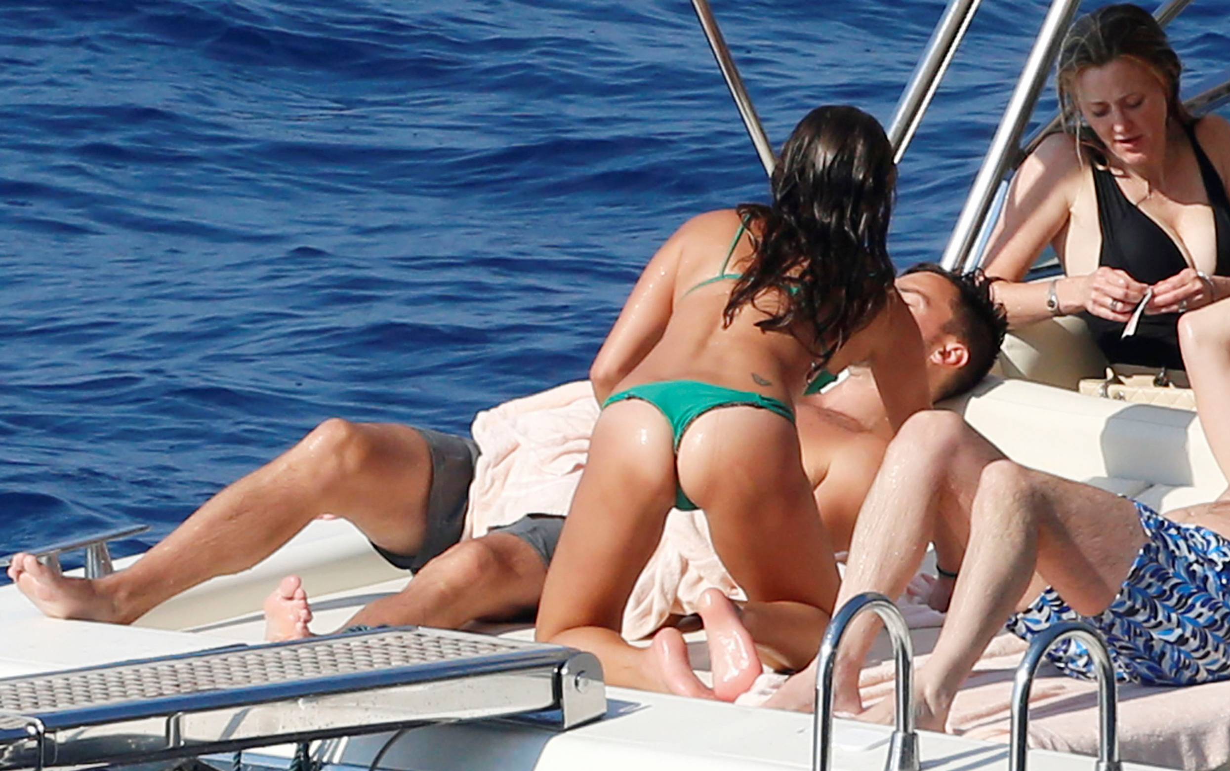 Lea_Michele_nipslip_wearing_hot_bikini_on_a_boat_in_Italy_27x_MixQ_22.jpg