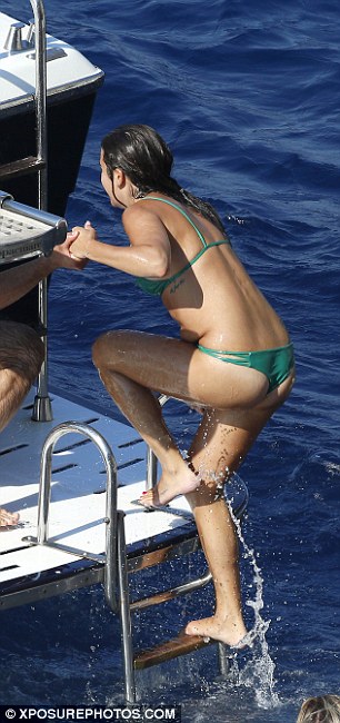 Lea_Michele_nipslip_wearing_hot_bikini_on_a_boat_in_Italy_27x_MixQ_14.jpg