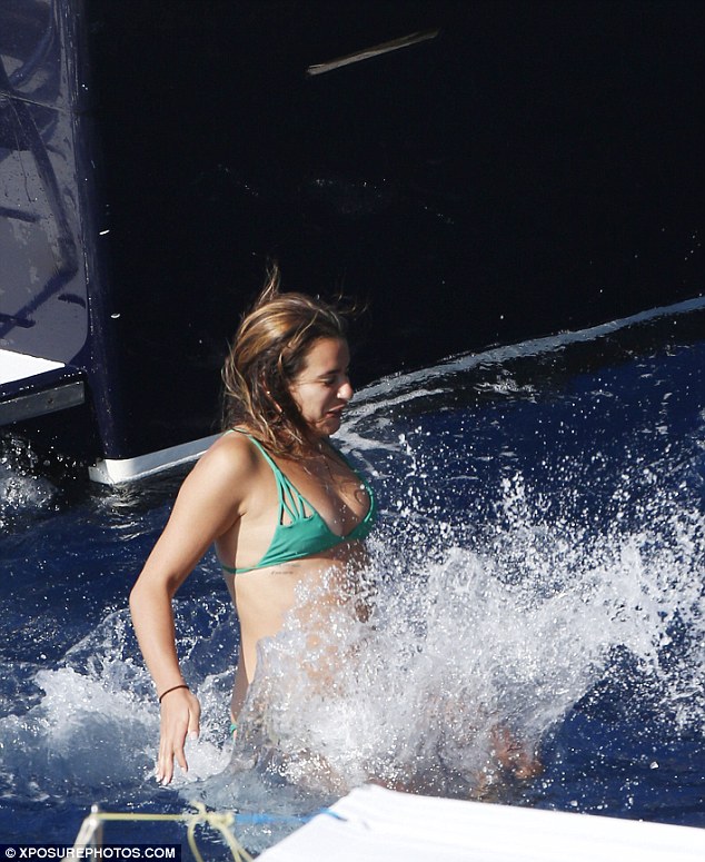 Lea_Michele_nipslip_wearing_hot_bikini_on_a_boat_in_Italy_27x_MixQ_5.jpg