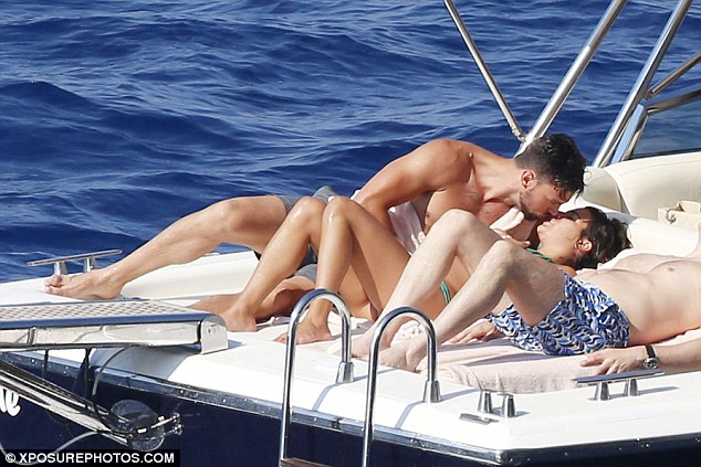 Lea_Michele_nipslip_wearing_hot_bikini_on_a_boat_in_Italy_27x_MixQ_18.jpg
