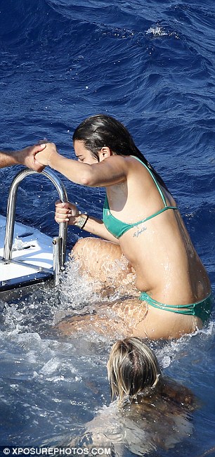 Lea_Michele_nipslip_wearing_hot_bikini_on_a_boat_in_Italy_27x_MixQ_13.jpg