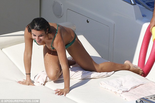 Lea_Michele_nipslip_wearing_hot_bikini_on_a_boat_in_Italy_27x_MixQ_7.jpg