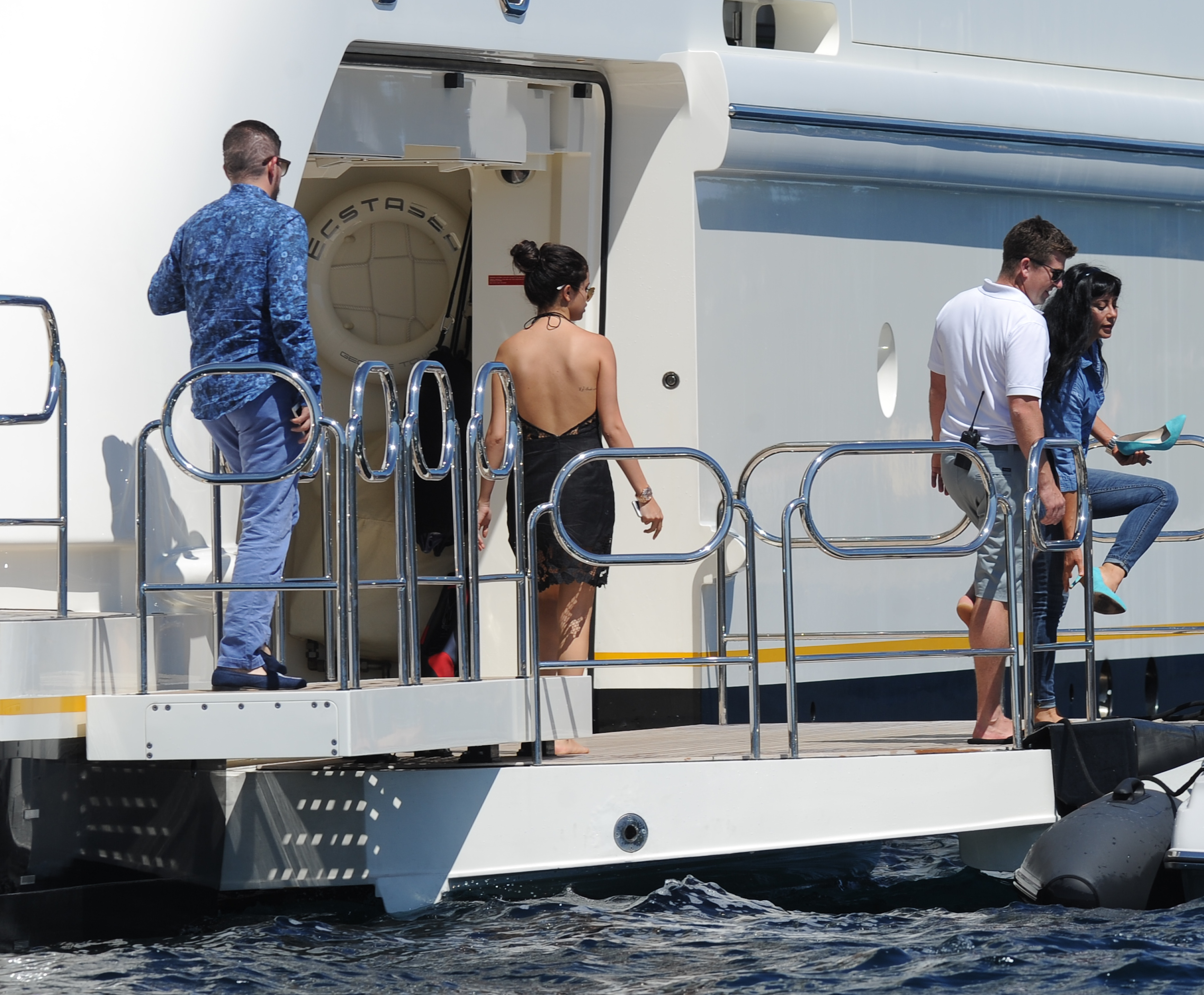 Selena_Gomez_sideboobs_with_Cara_Delevingne_on_a_boat_in_Saint_Tropez_46x_MixQ_25.jpg