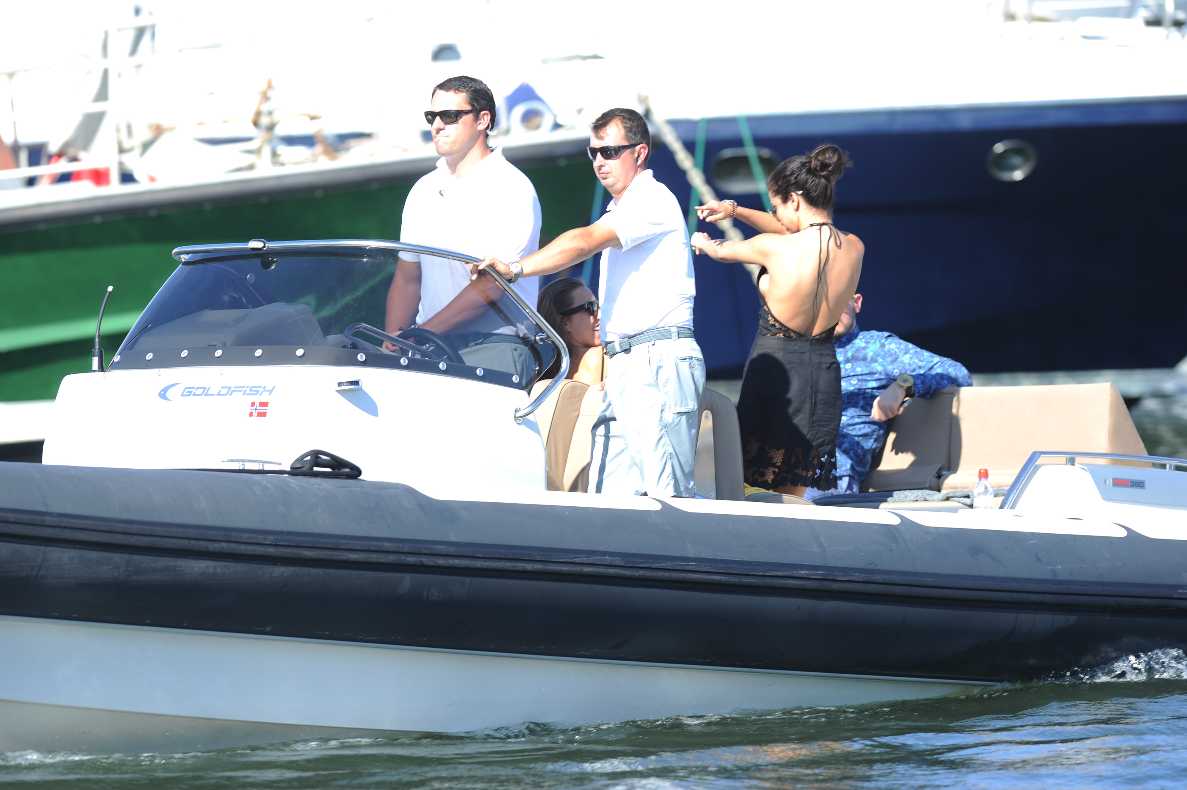 Selena_Gomez_sideboobs_with_Cara_Delevingne_on_a_boat_in_Saint_Tropez_46x_MixQ_11.jpg