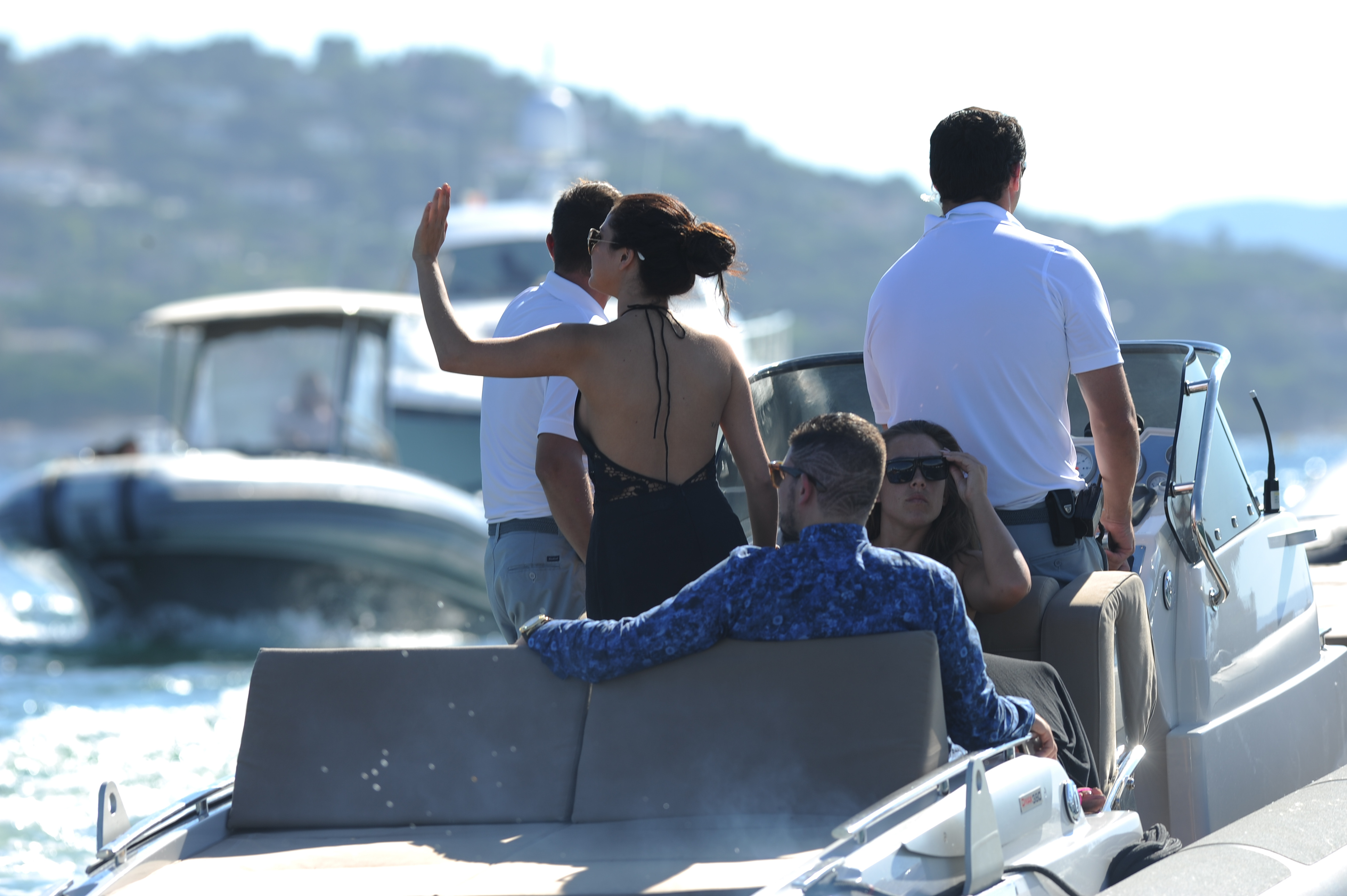 Selena_Gomez_sideboobs_with_Cara_Delevingne_on_a_boat_in_Saint_Tropez_46x_MixQ_10.jpg