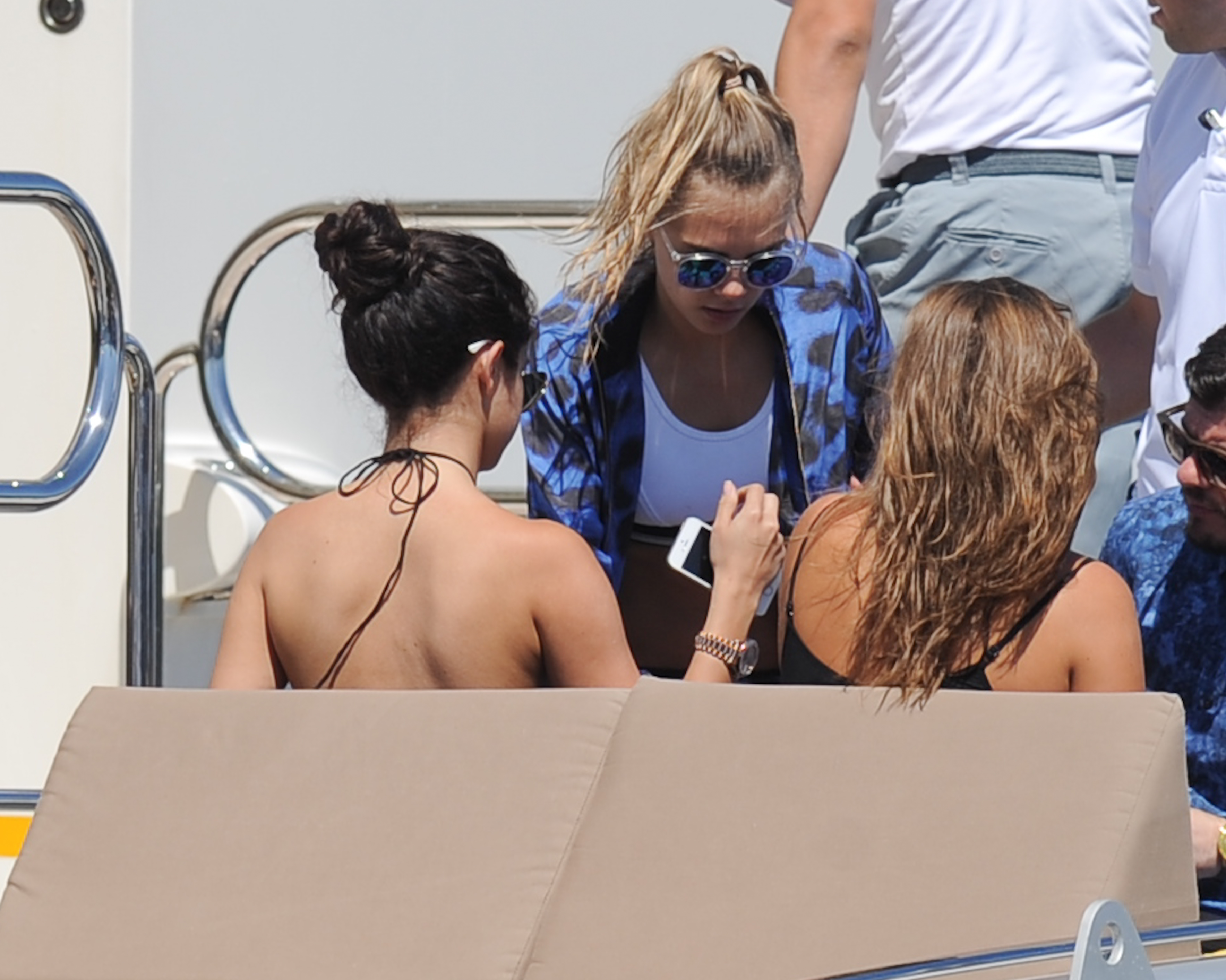 Selena_Gomez_sideboobs_with_Cara_Delevingne_on_a_boat_in_Saint_Tropez_46x_MixQ_29.jpg