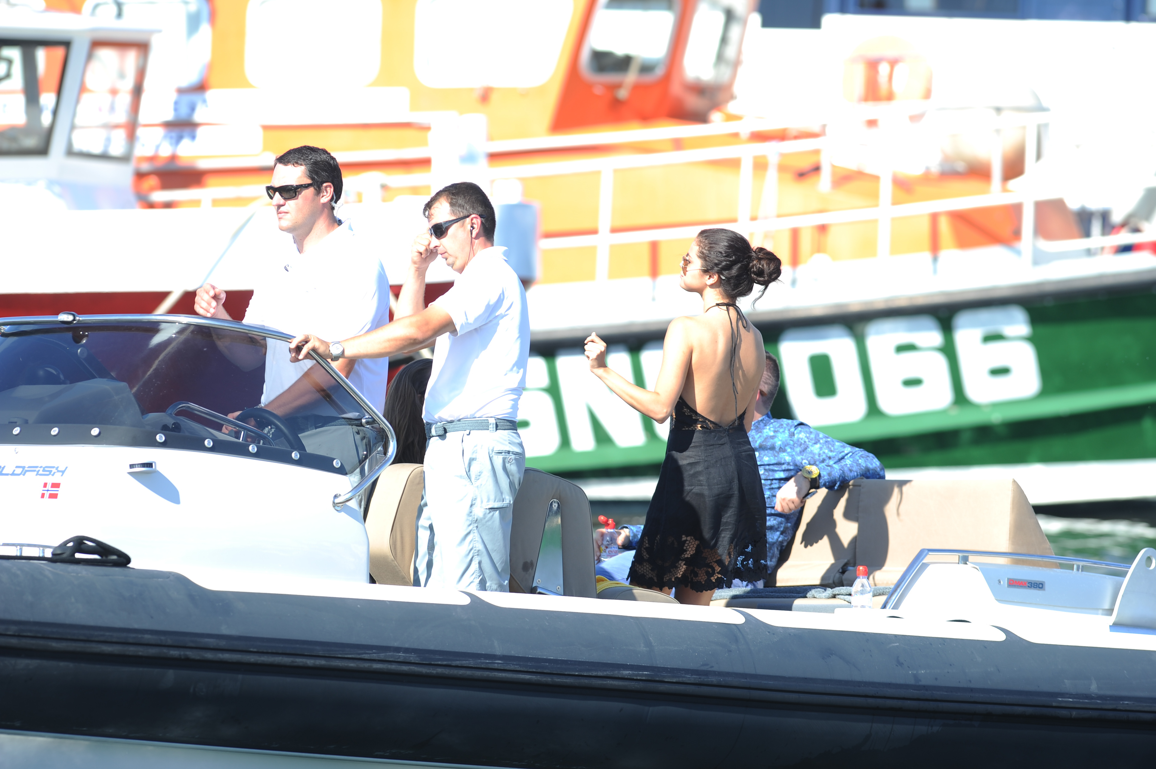 Selena_Gomez_sideboobs_with_Cara_Delevingne_on_a_boat_in_Saint_Tropez_46x_MixQ_49.jpg