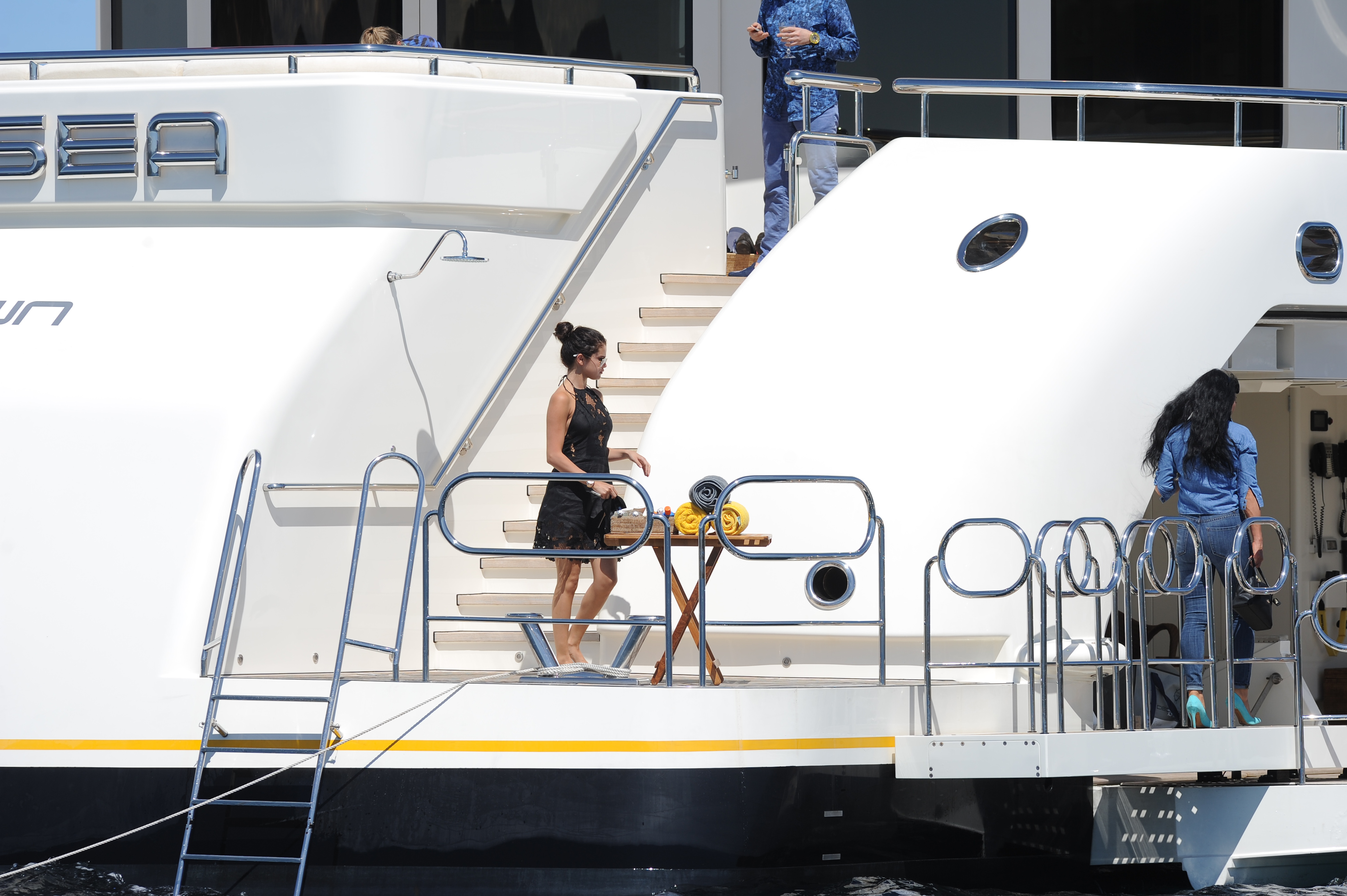 Selena_Gomez_sideboobs_with_Cara_Delevingne_on_a_boat_in_Saint_Tropez_46x_MixQ_20.jpg