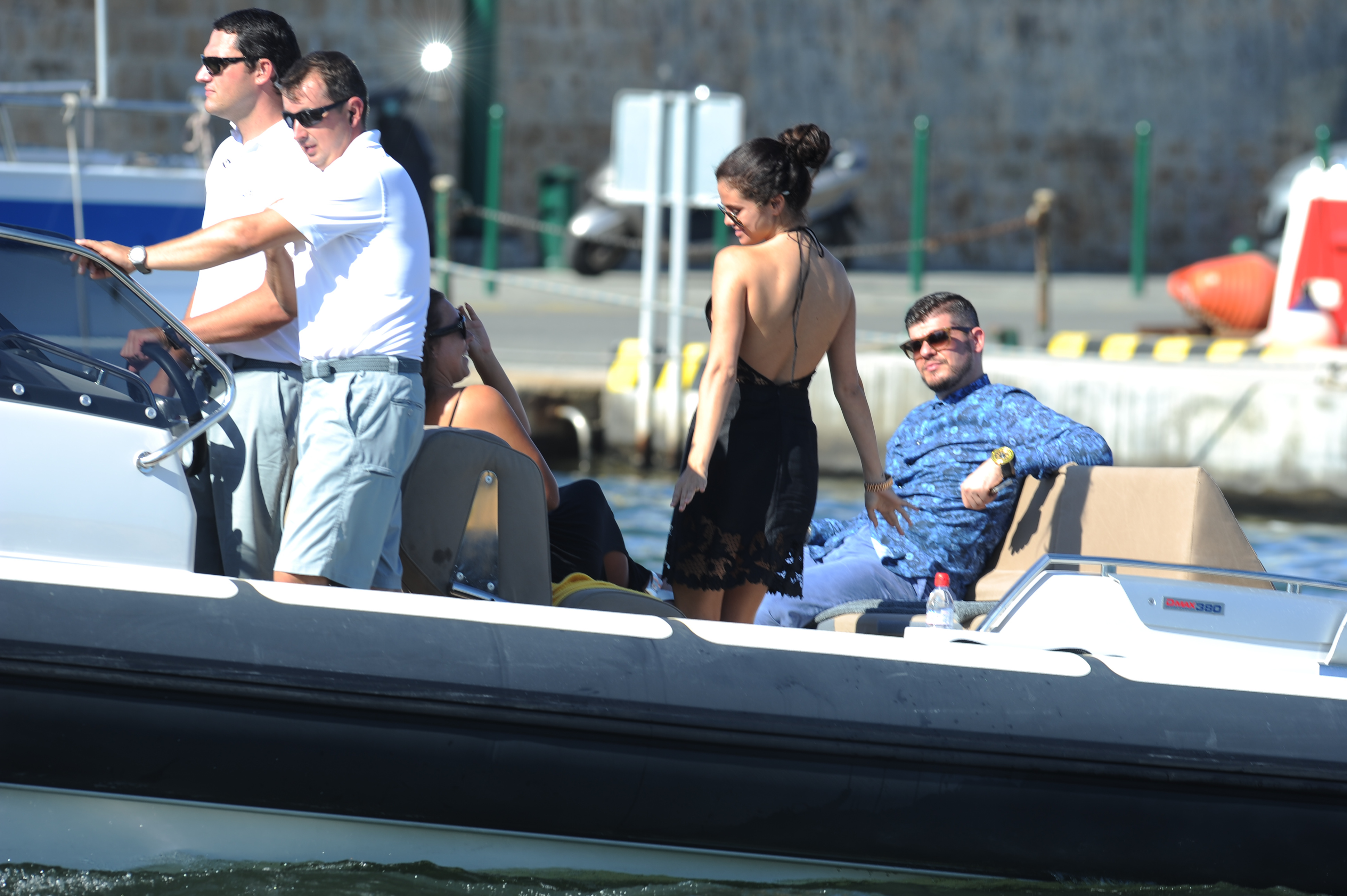 Selena_Gomez_sideboobs_with_Cara_Delevingne_on_a_boat_in_Saint_Tropez_46x_MixQ_39.jpg