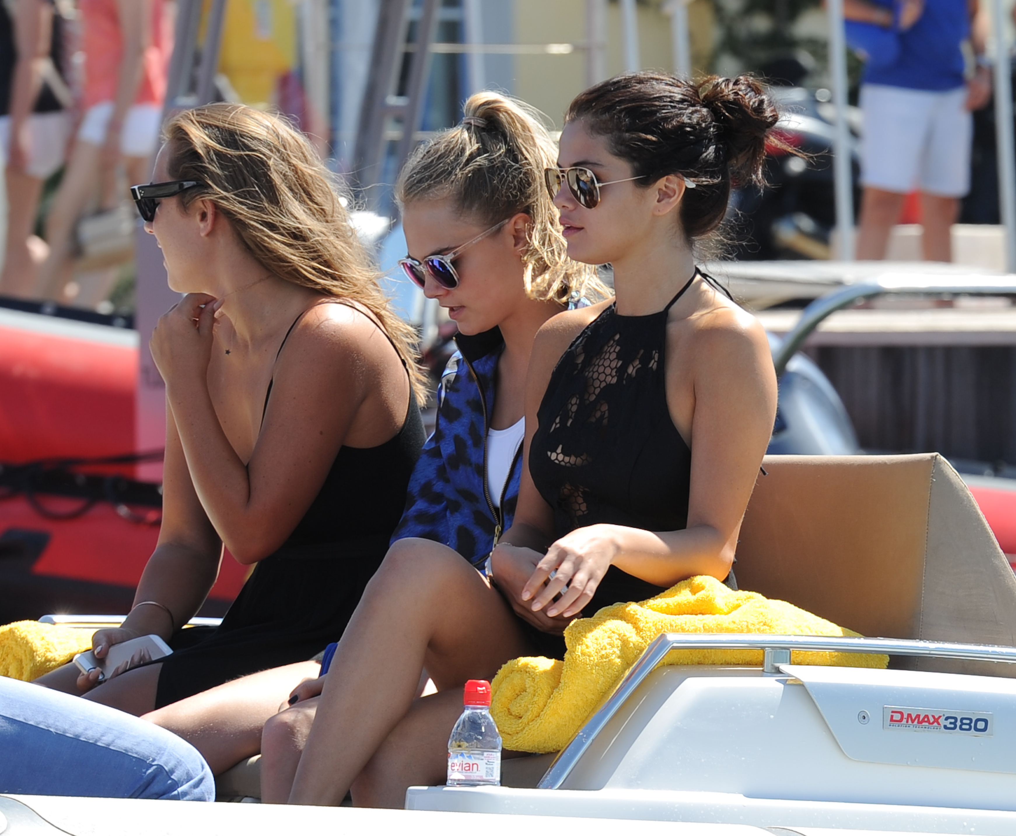 Selena_Gomez_sideboobs_with_Cara_Delevingne_on_a_boat_in_Saint_Tropez_46x_MixQ_46.jpg