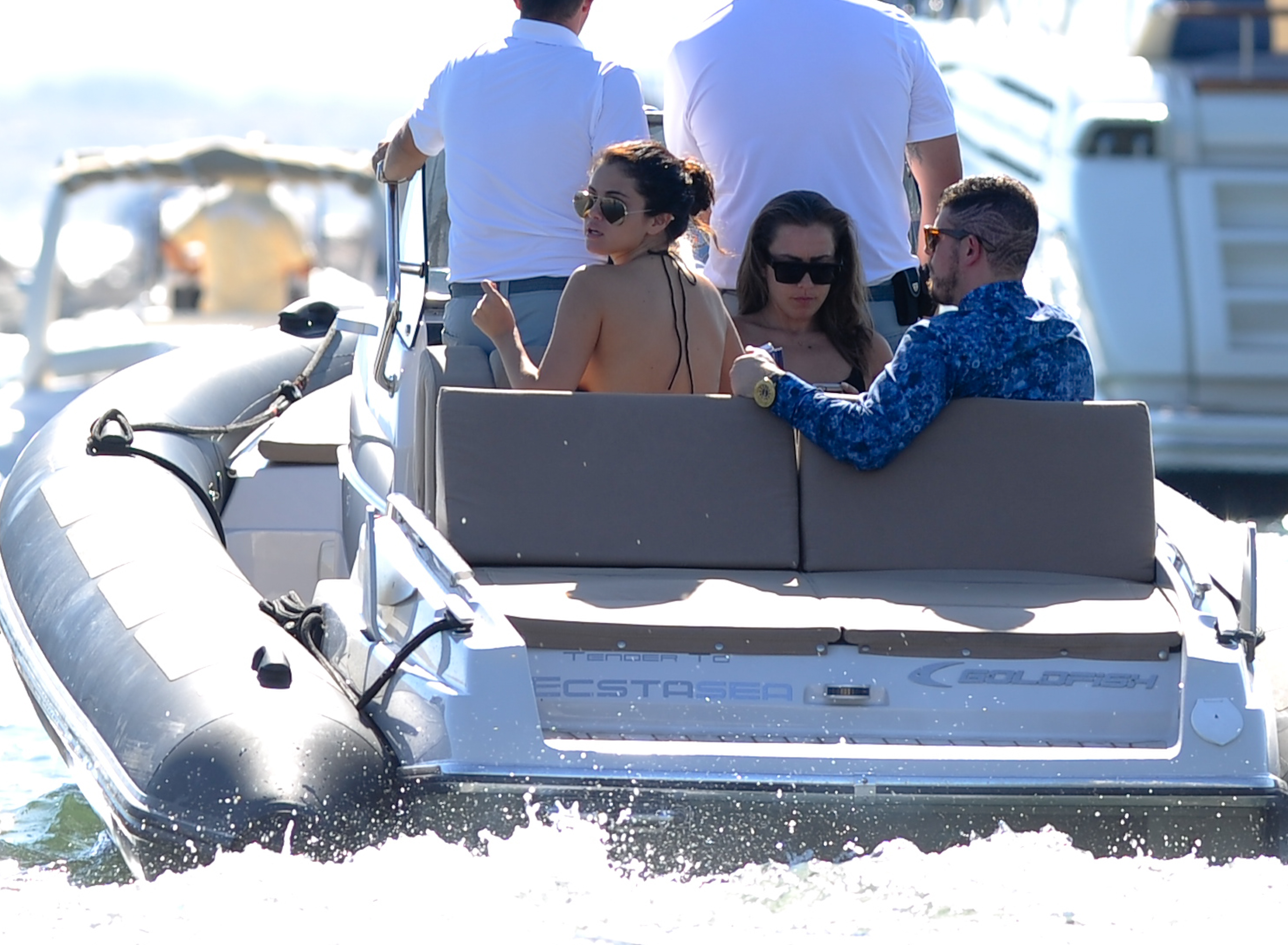 Selena_Gomez_sideboobs_with_Cara_Delevingne_on_a_boat_in_Saint_Tropez_46x_MixQ_36.jpg
