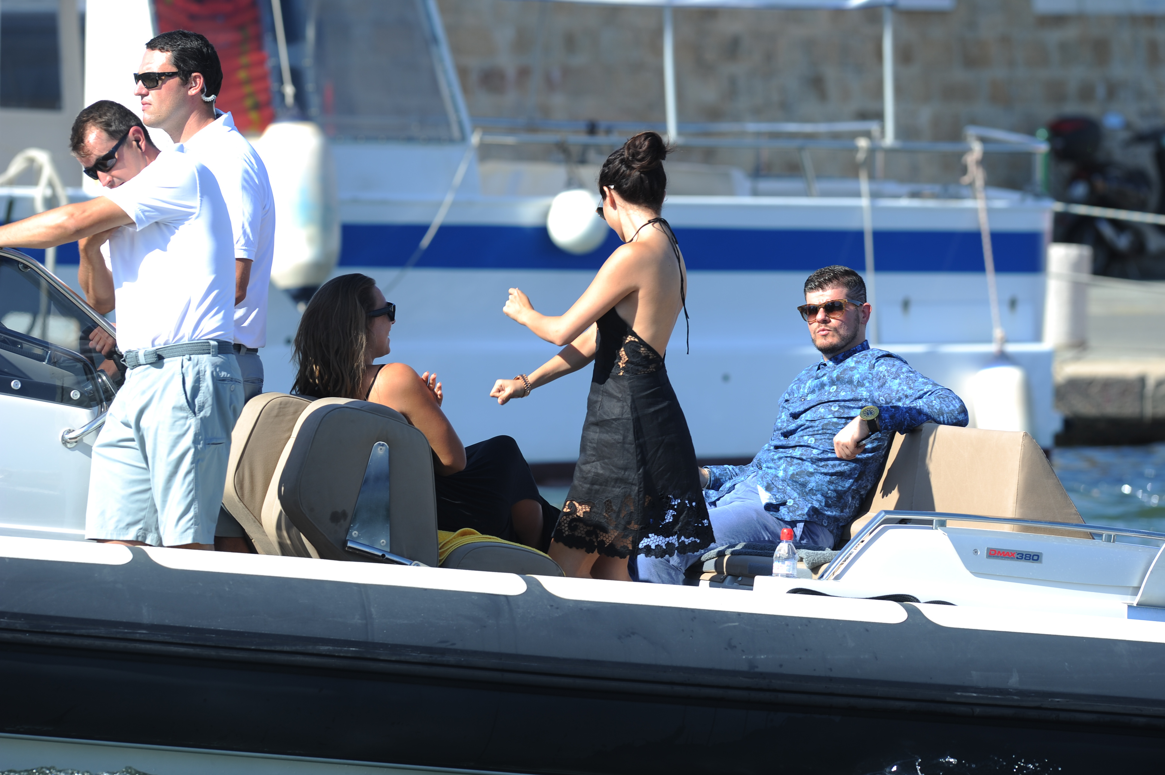 Selena_Gomez_sideboobs_with_Cara_Delevingne_on_a_boat_in_Saint_Tropez_46x_MixQ_38.jpg