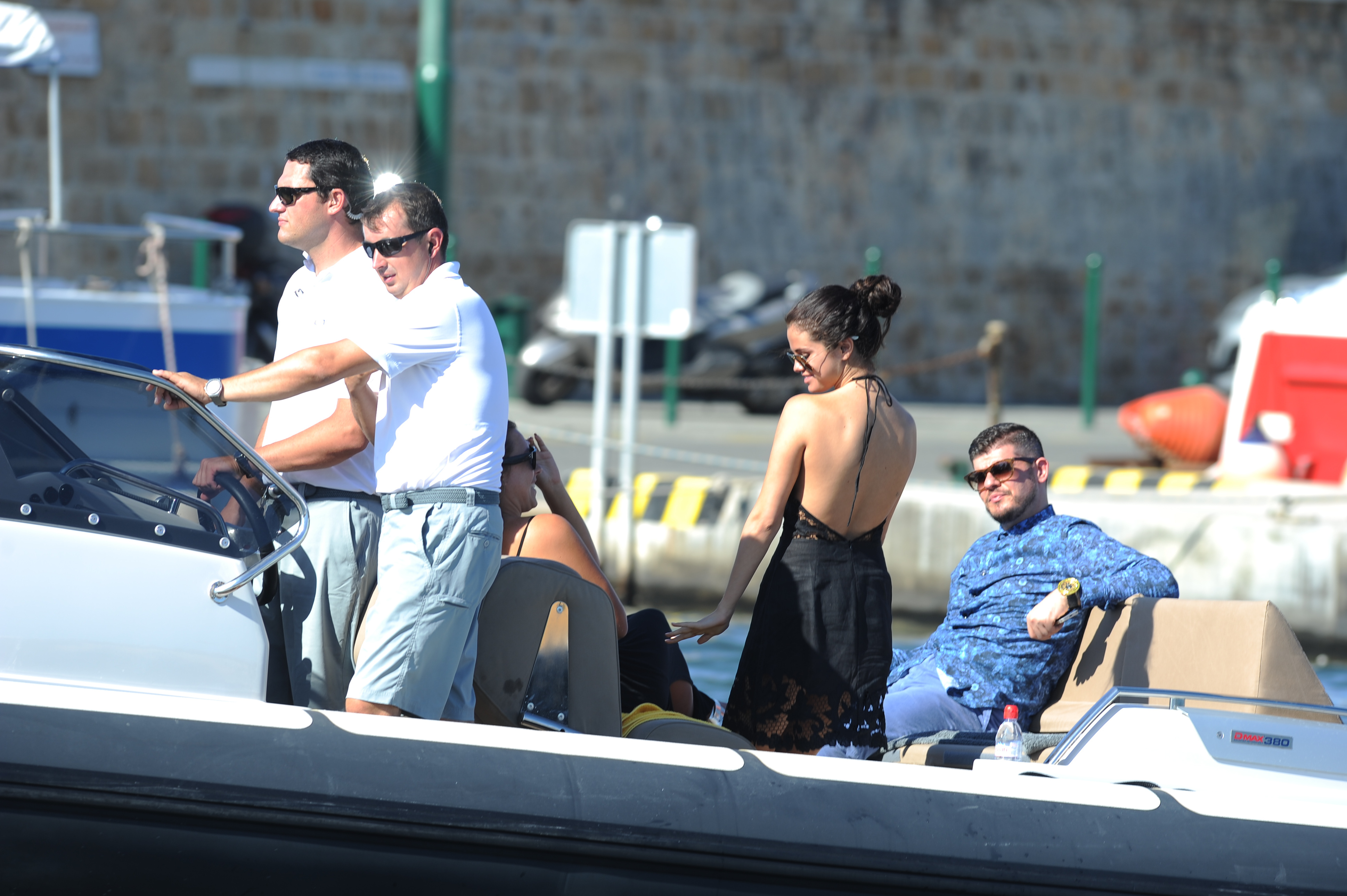 Selena_Gomez_sideboobs_with_Cara_Delevingne_on_a_boat_in_Saint_Tropez_46x_MixQ_40.jpg