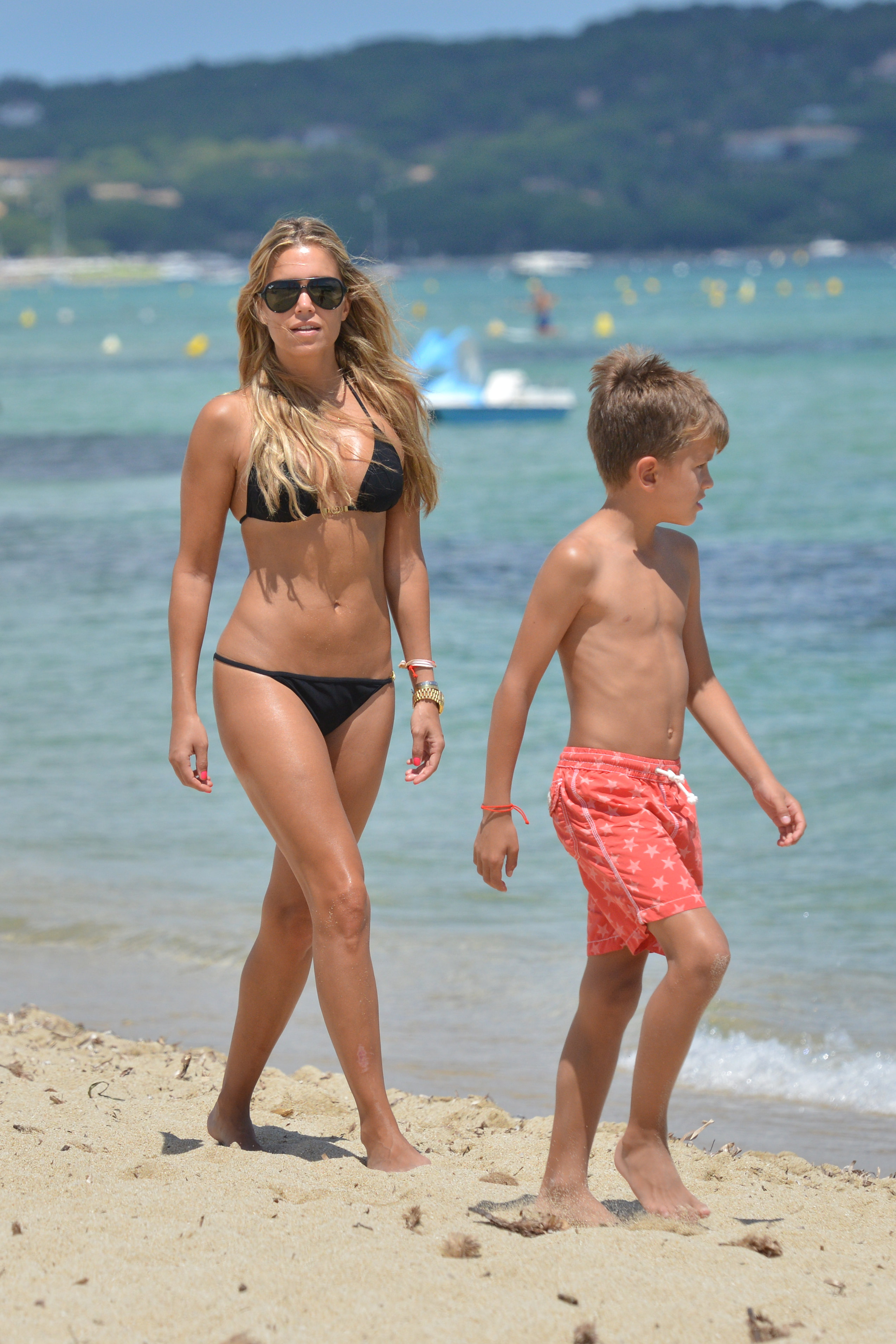 Sylvie_Meis_Hot_Bikini_Candids_on_the_Beach_in_St._Tropez_2014_July_29x_UHQ_27.jpg