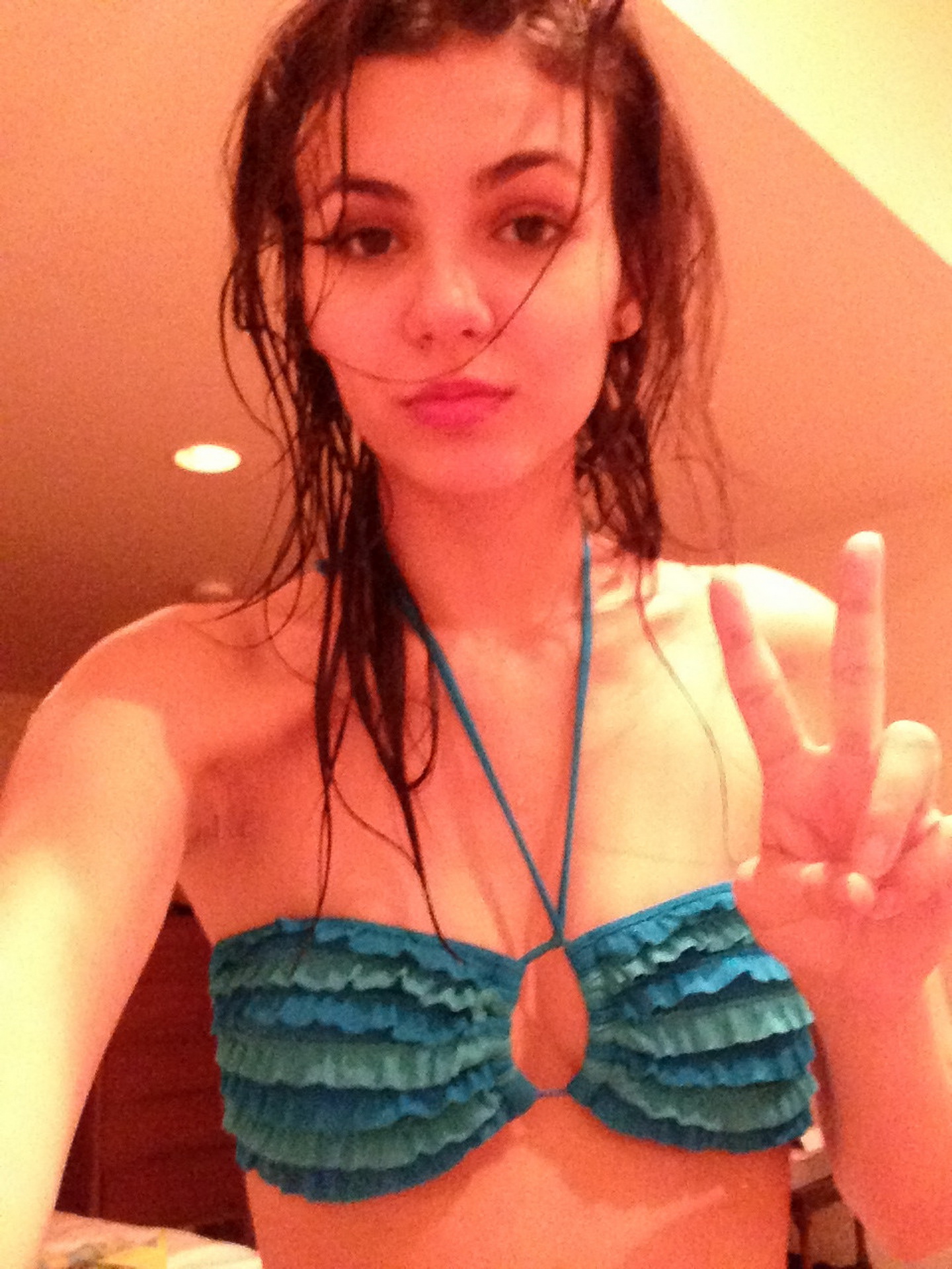 Victoria_Justice_leaked_private_nude_photo_hacked_personal_naked_pics_36x_MixQ_18.jpg