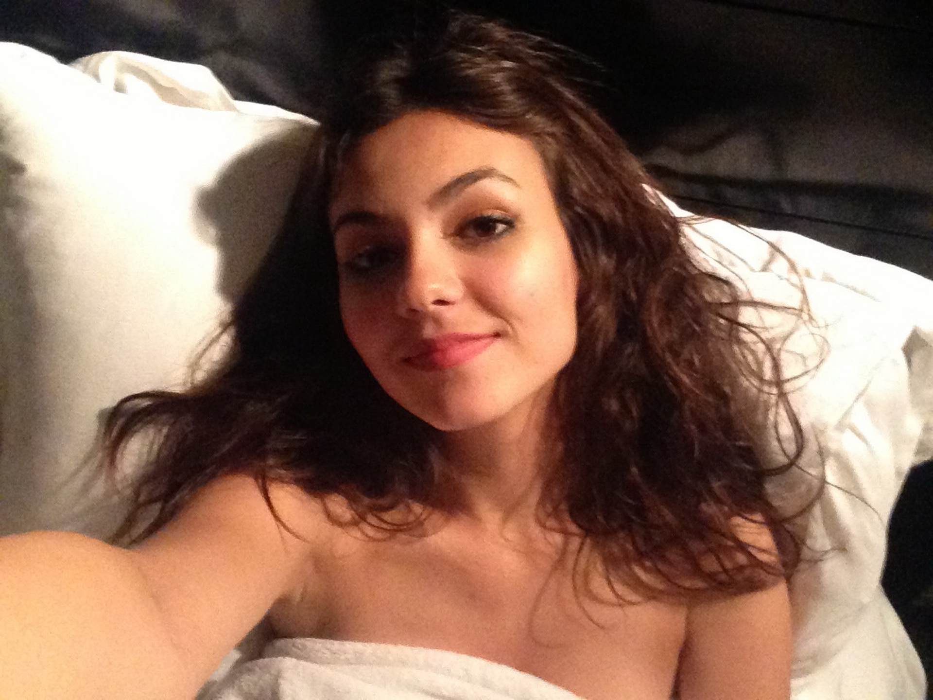 Victoria_Justice_leaked_private_nude_photo_hacked_personal_naked_pics_36x_MixQ_32.jpg