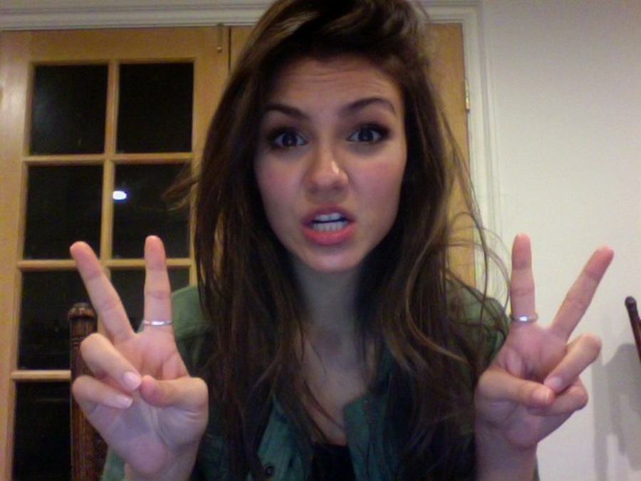 Victoria_Justice_leaked_private_nude_photo_hacked_personal_naked_pics_36x_MixQ_11.jpg