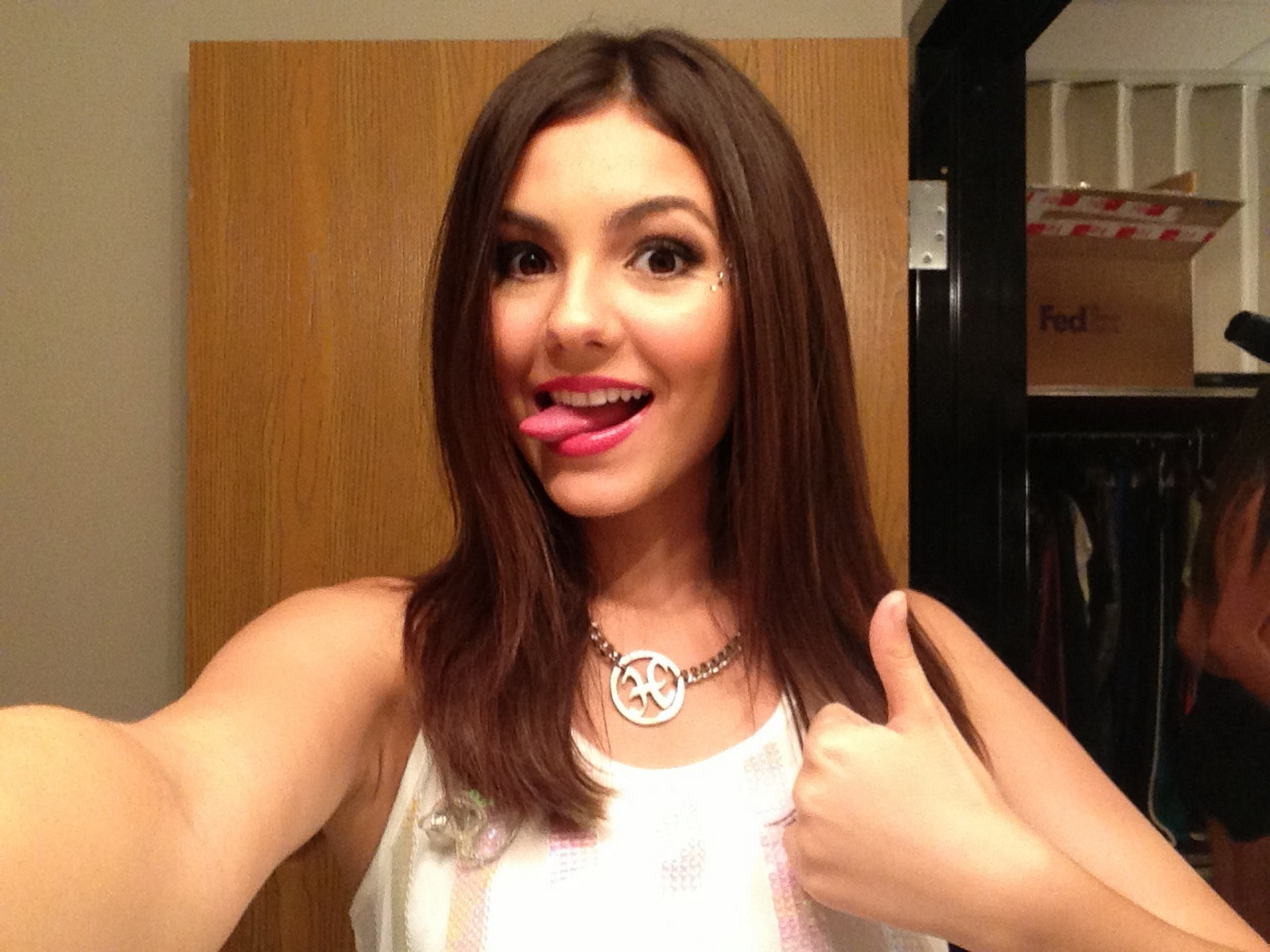Victoria_Justice_leaked_private_nude_photo_hacked_personal_naked_pics_36x_MixQ_34.jpg