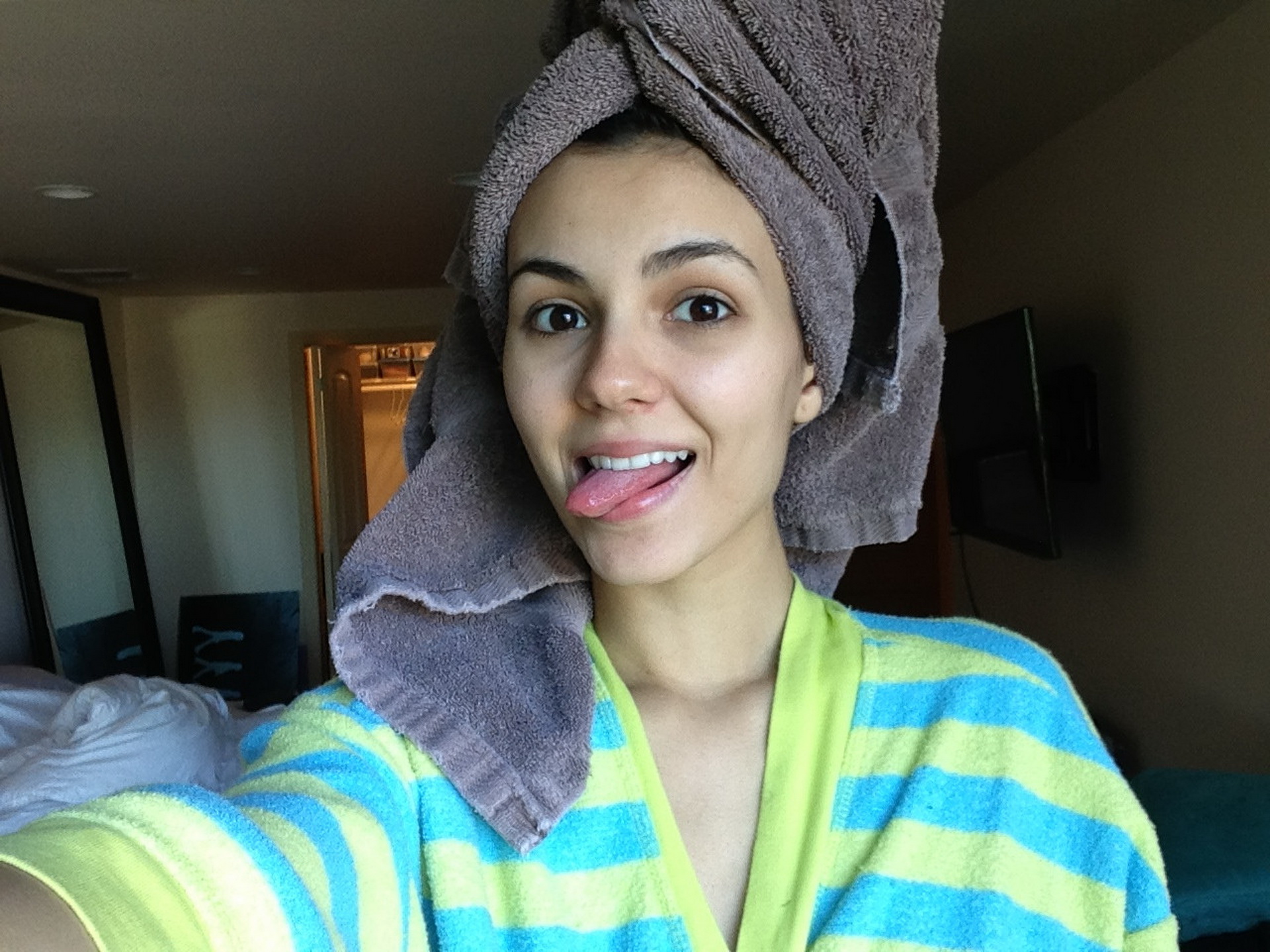 Victoria_Justice_leaked_private_nude_photo_hacked_personal_naked_pics_36x_MixQ_30.jpg