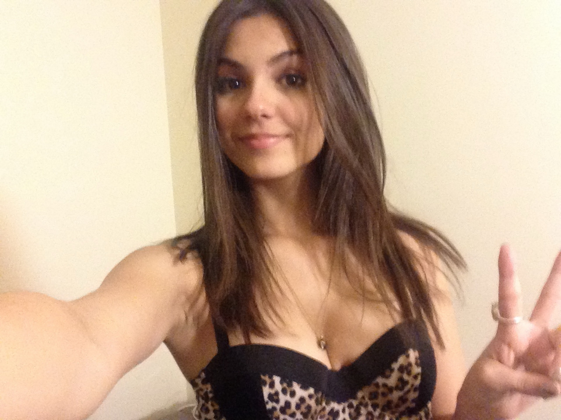 Victoria_Justice_leaked_private_nude_photo_hacked_personal_naked_pics_36x_MixQ_39.jpg
