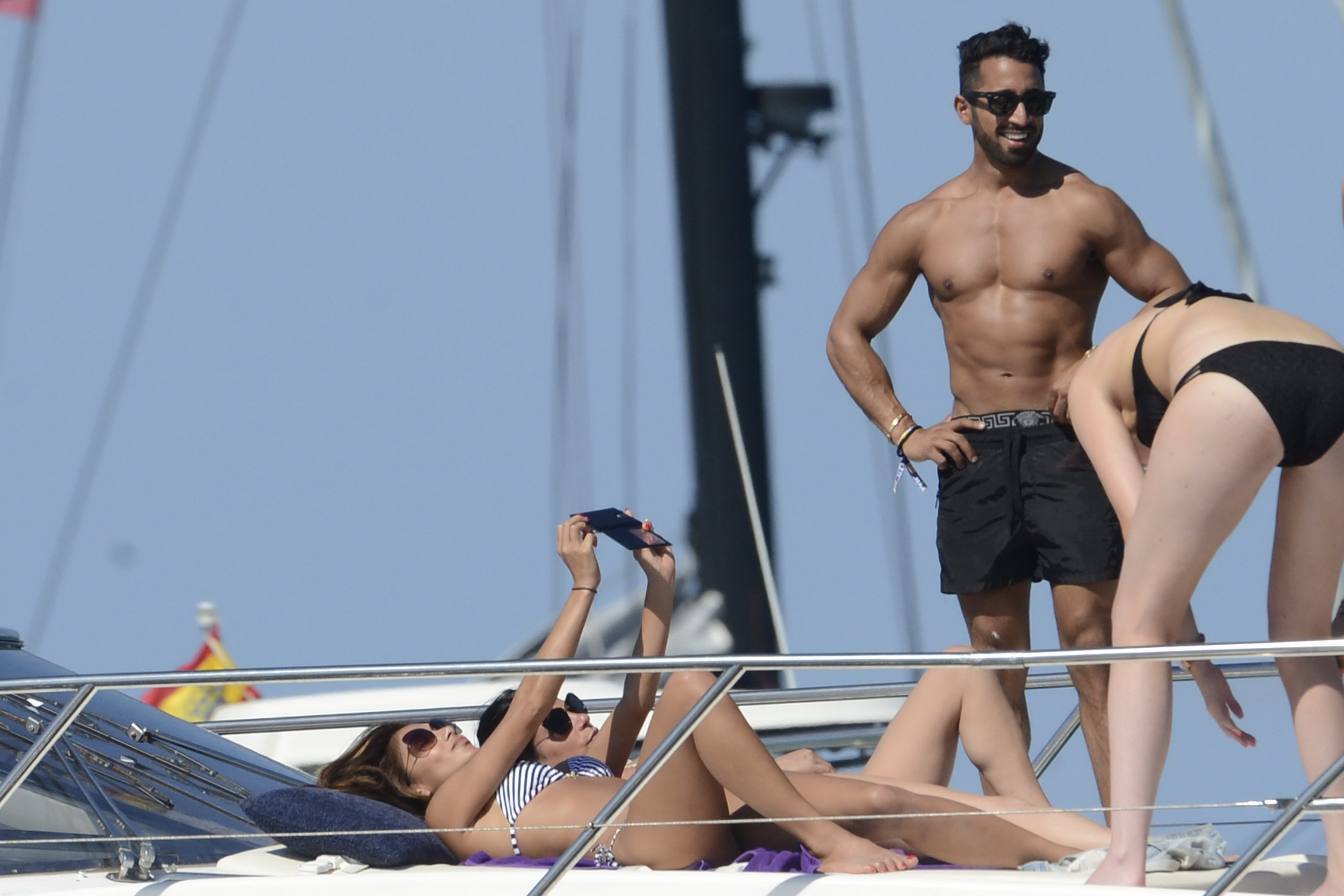 Nicole_Scherzinger_wearing_sexy_bikini_on_a_boat_in_Ibiza_39x_UHQ_39.jpg