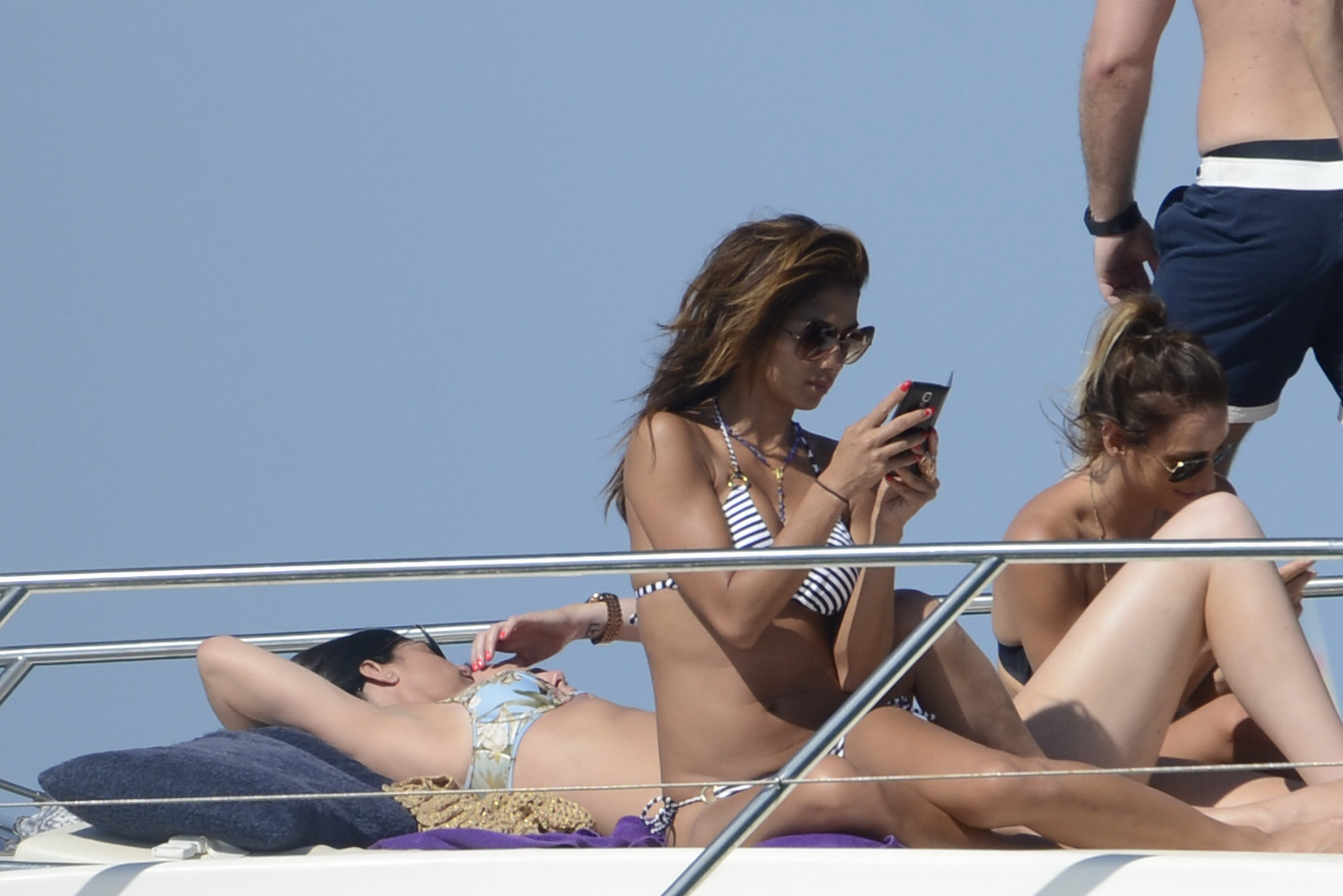 Nicole_Scherzinger_wearing_sexy_bikini_on_a_boat_in_Ibiza_39x_UHQ_34.jpg