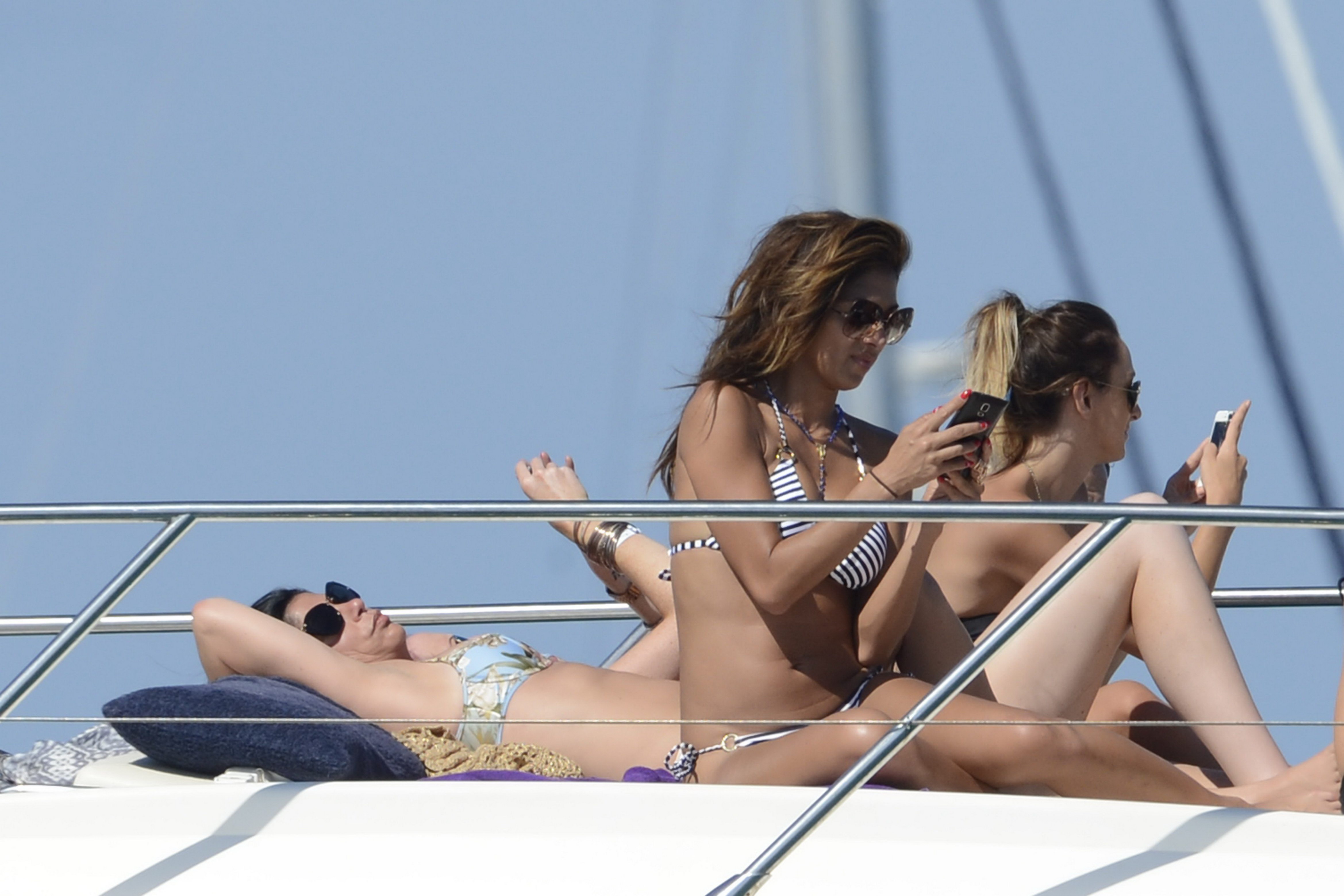 Nicole_Scherzinger_wearing_sexy_bikini_on_a_boat_in_Ibiza_39x_UHQ_38.jpg