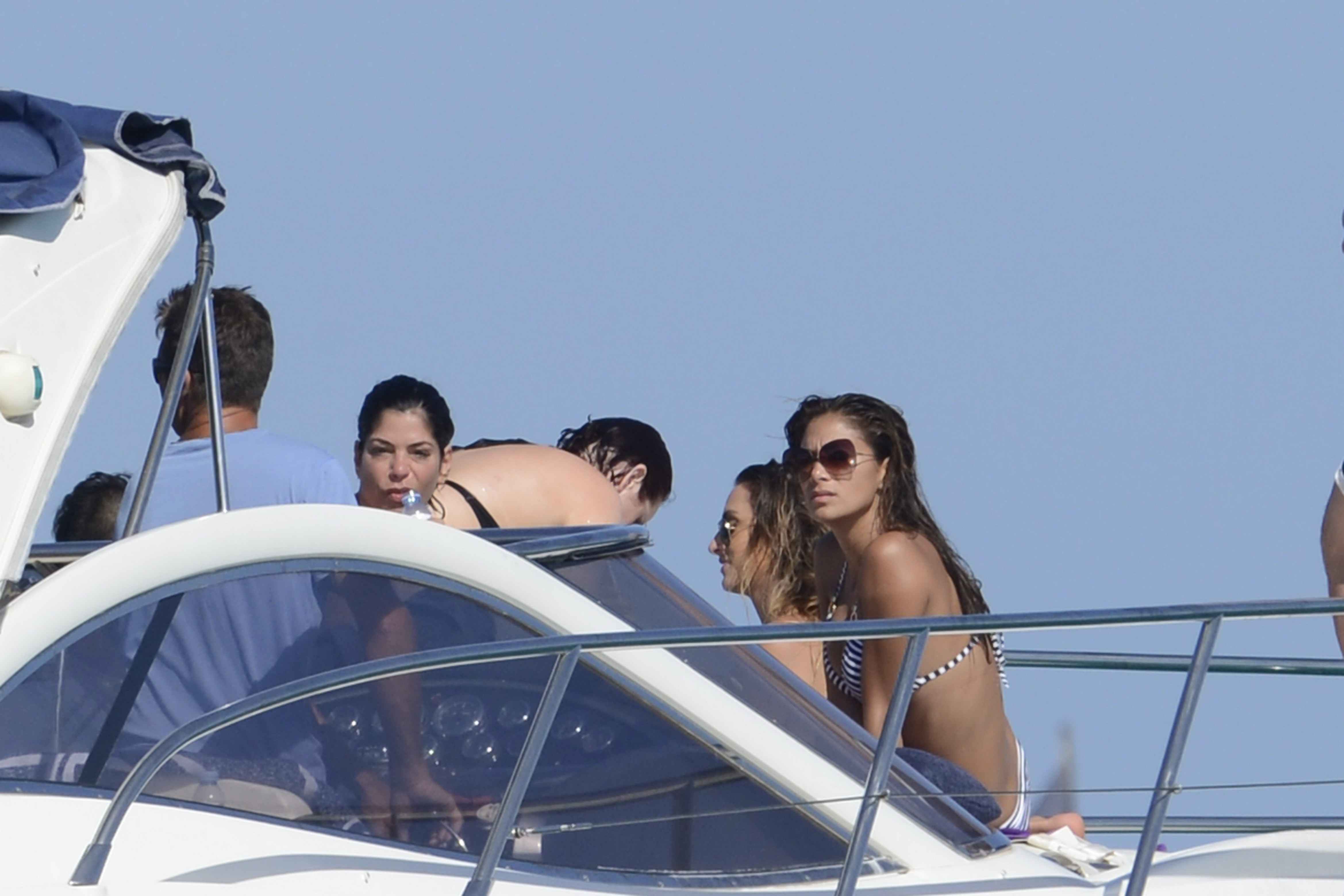 Nicole_Scherzinger_wearing_sexy_bikini_on_a_boat_in_Ibiza_39x_UHQ_24.jpg