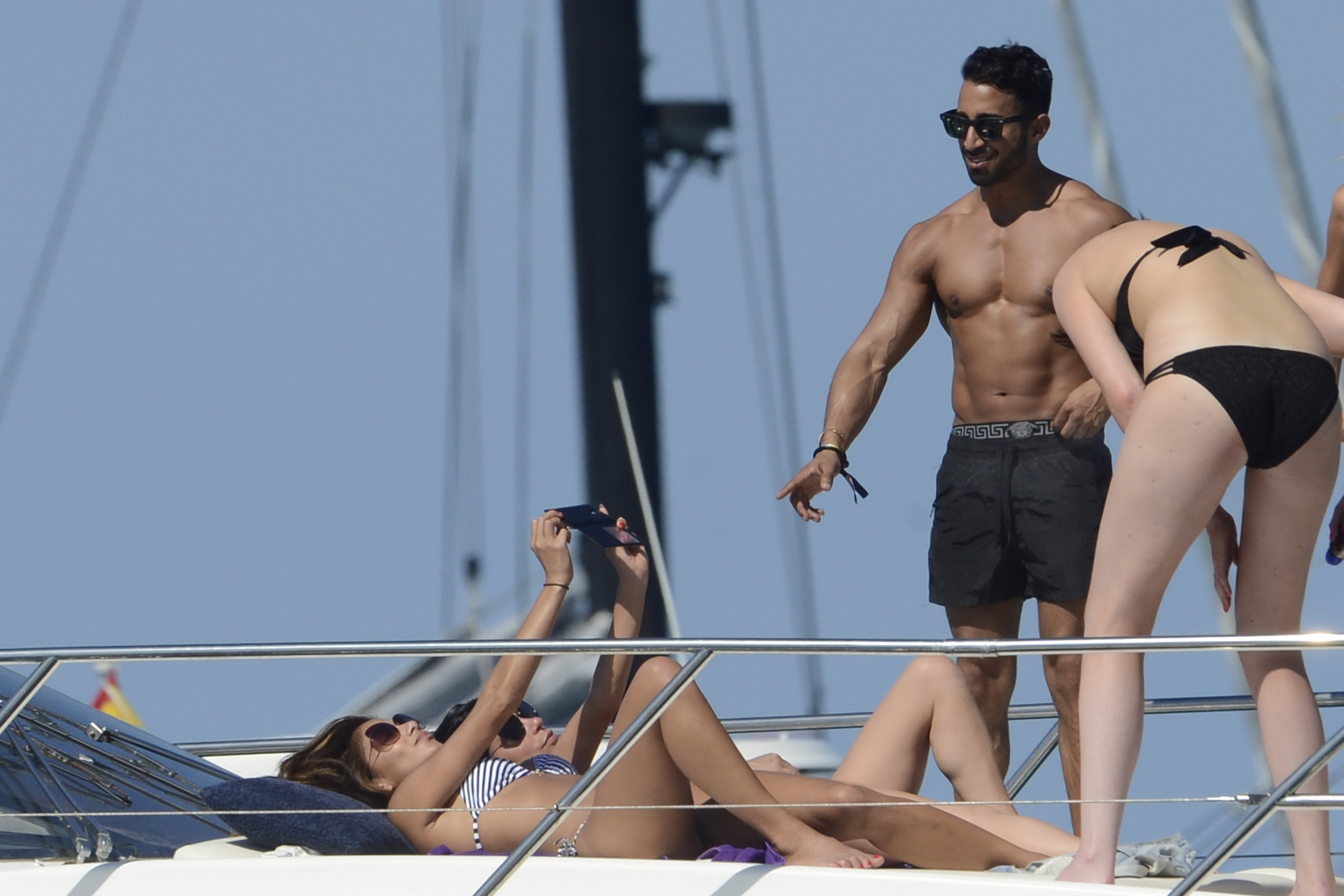 Nicole_Scherzinger_wearing_sexy_bikini_on_a_boat_in_Ibiza_39x_UHQ_40.jpg