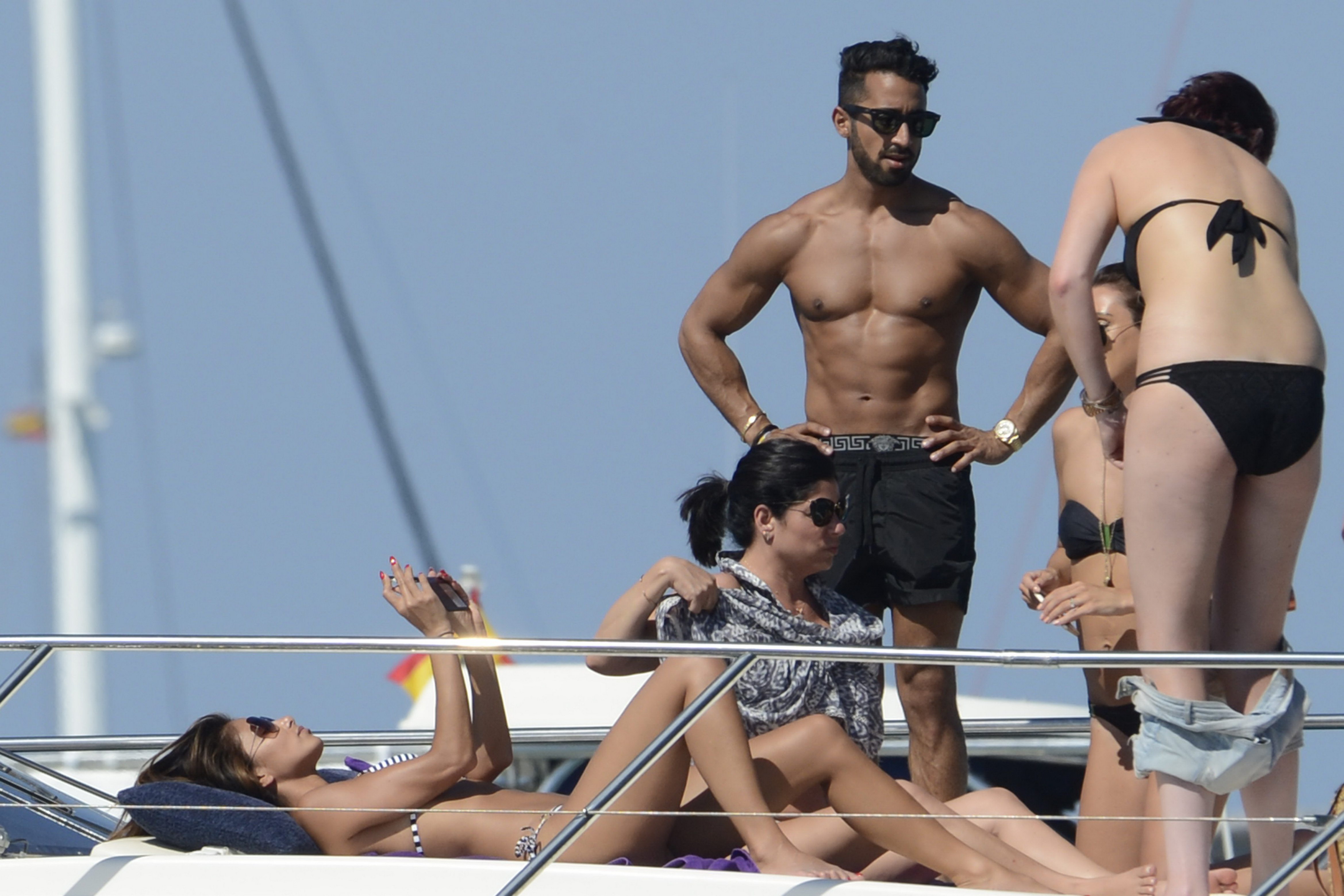 Nicole_Scherzinger_wearing_sexy_bikini_on_a_boat_in_Ibiza_39x_UHQ_43.jpg