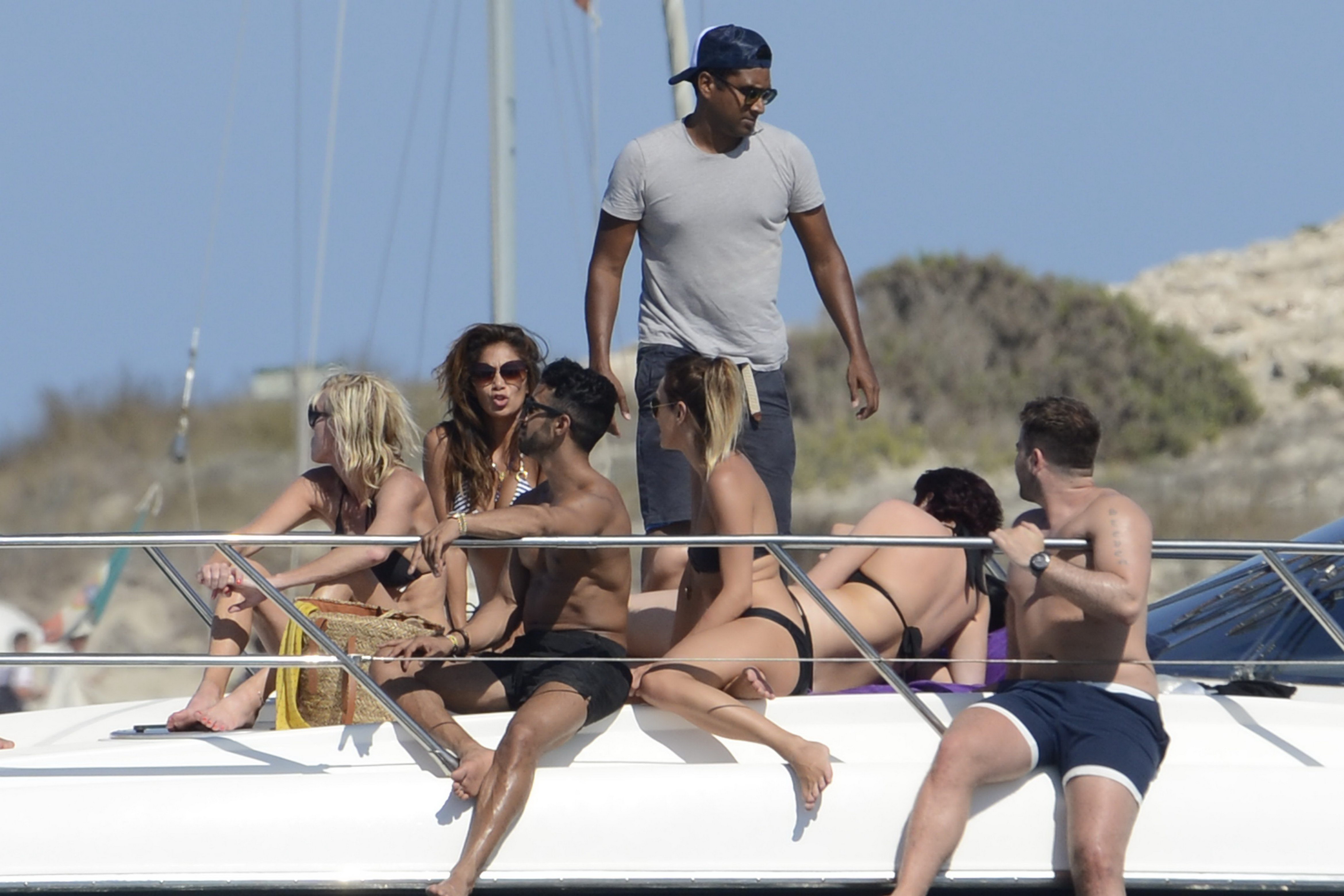 Nicole_Scherzinger_wearing_sexy_bikini_on_a_boat_in_Ibiza_39x_UHQ_31.jpg