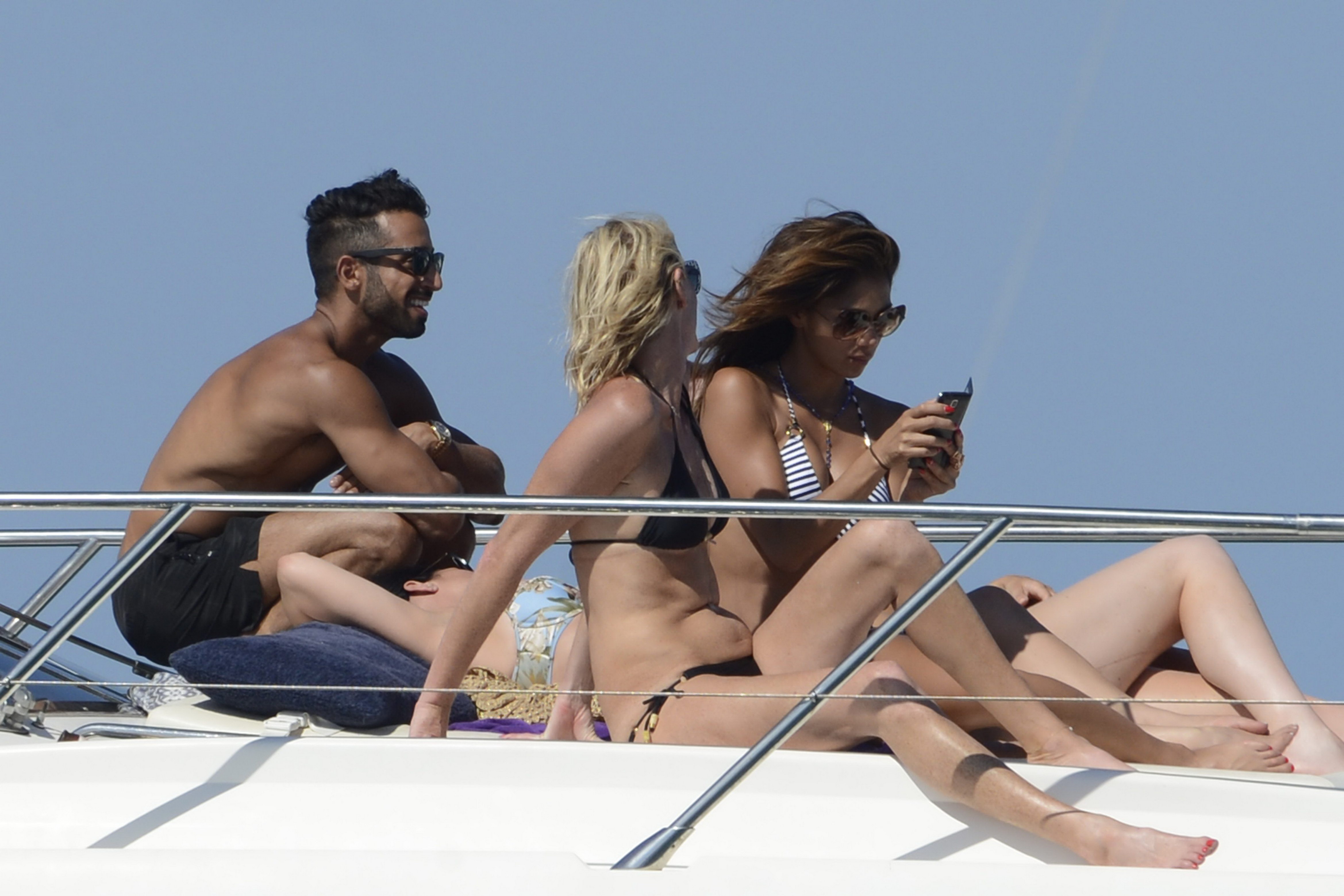 Nicole_Scherzinger_wearing_sexy_bikini_on_a_boat_in_Ibiza_39x_UHQ_37.jpg