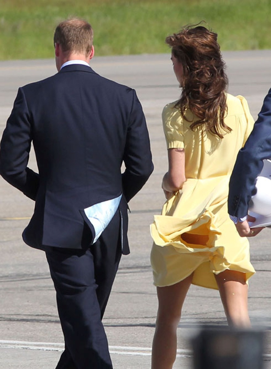 Kate-Middleton-Panty-And-Ass-Cheek-Flash-At-Calgary-Intl-Airport-01.jpg
