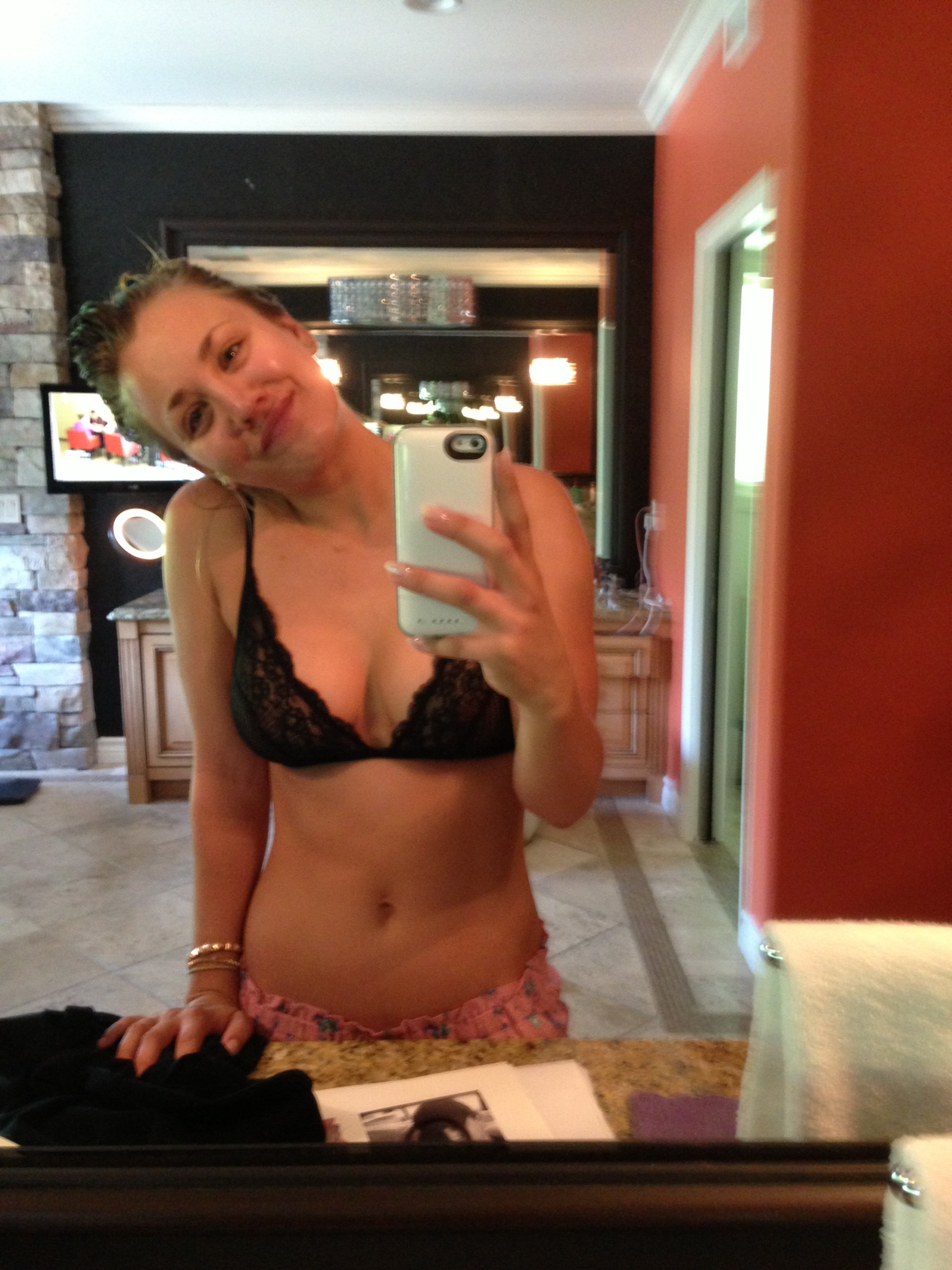 Kaley_Cuoco_leaked_private_nude_photo_and_video_hacked_personal_naked_pics_46x_MixQ_19.JPG