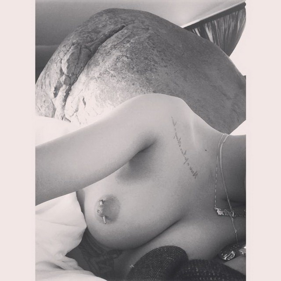 Rihanna_leaked_private_nude_photo_hacked_personal_naked_pics_29x_HQ_19.JPG