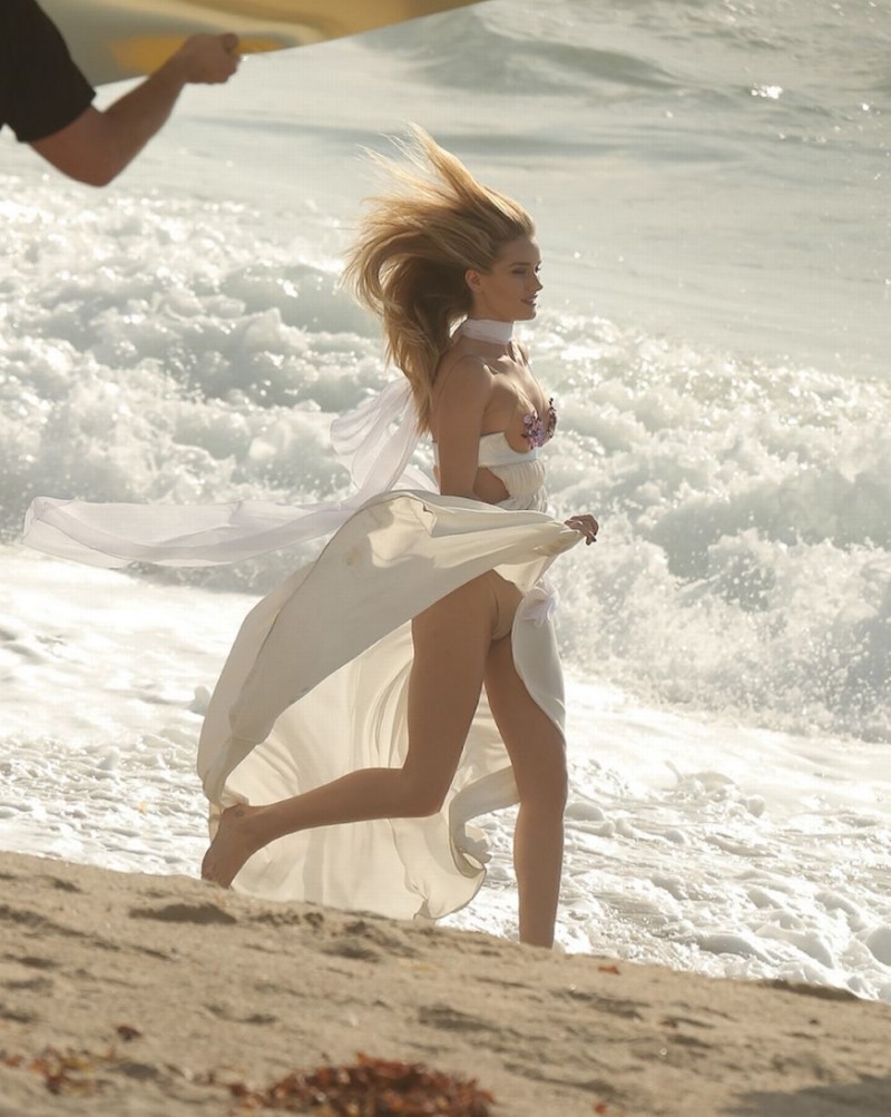 Rosie-Huntington-Whiteley-Upskirt-Panties-Peek-Photoshoot-Set-Malibu-Beach-01.jpg